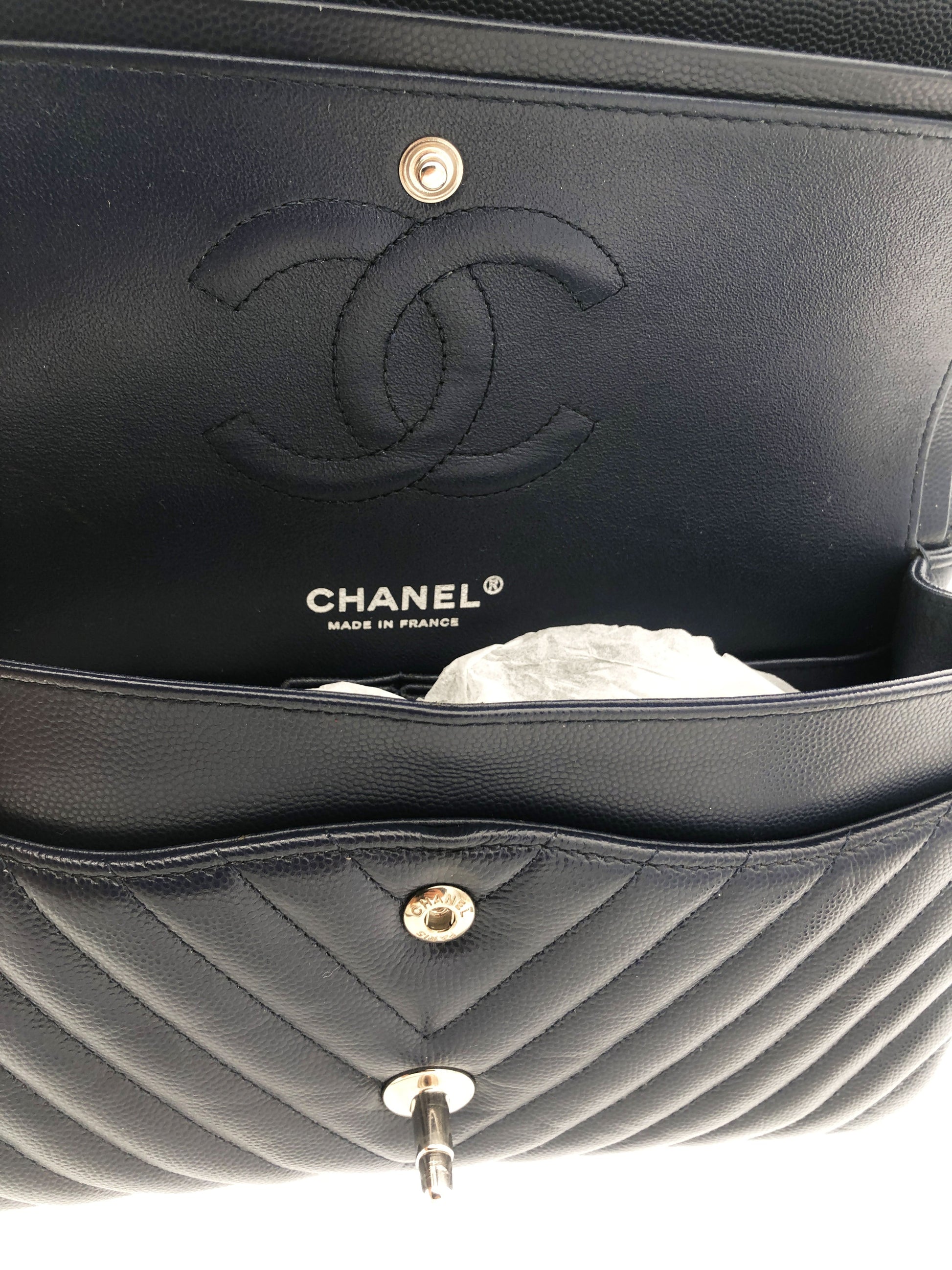 Chanel sac à main timeless / classique chevron cuir grainé bleu nuit. - Soline