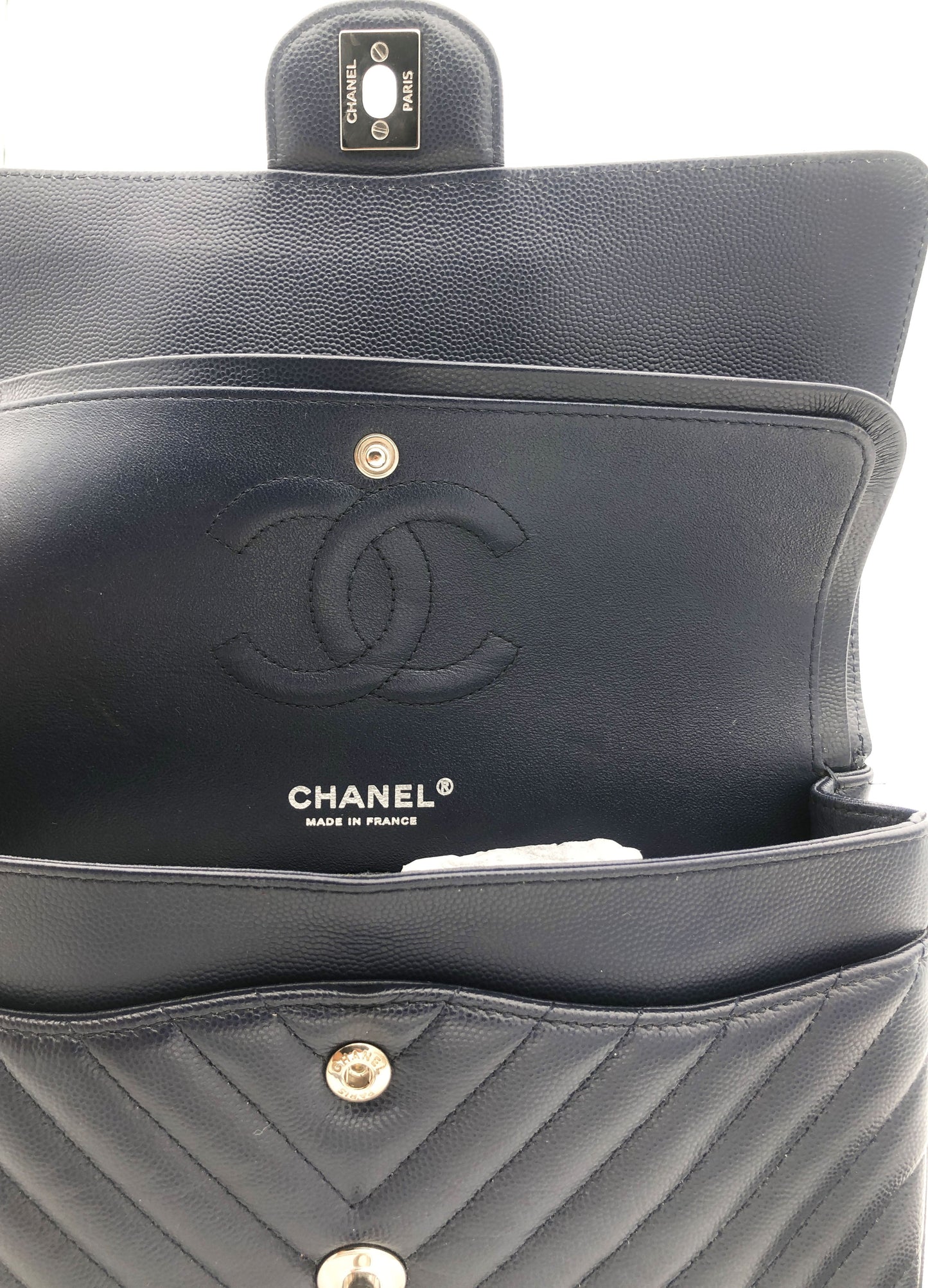 Chanel sac à main timeless / classique chevron cuir grainé bleu nuit. - Soline