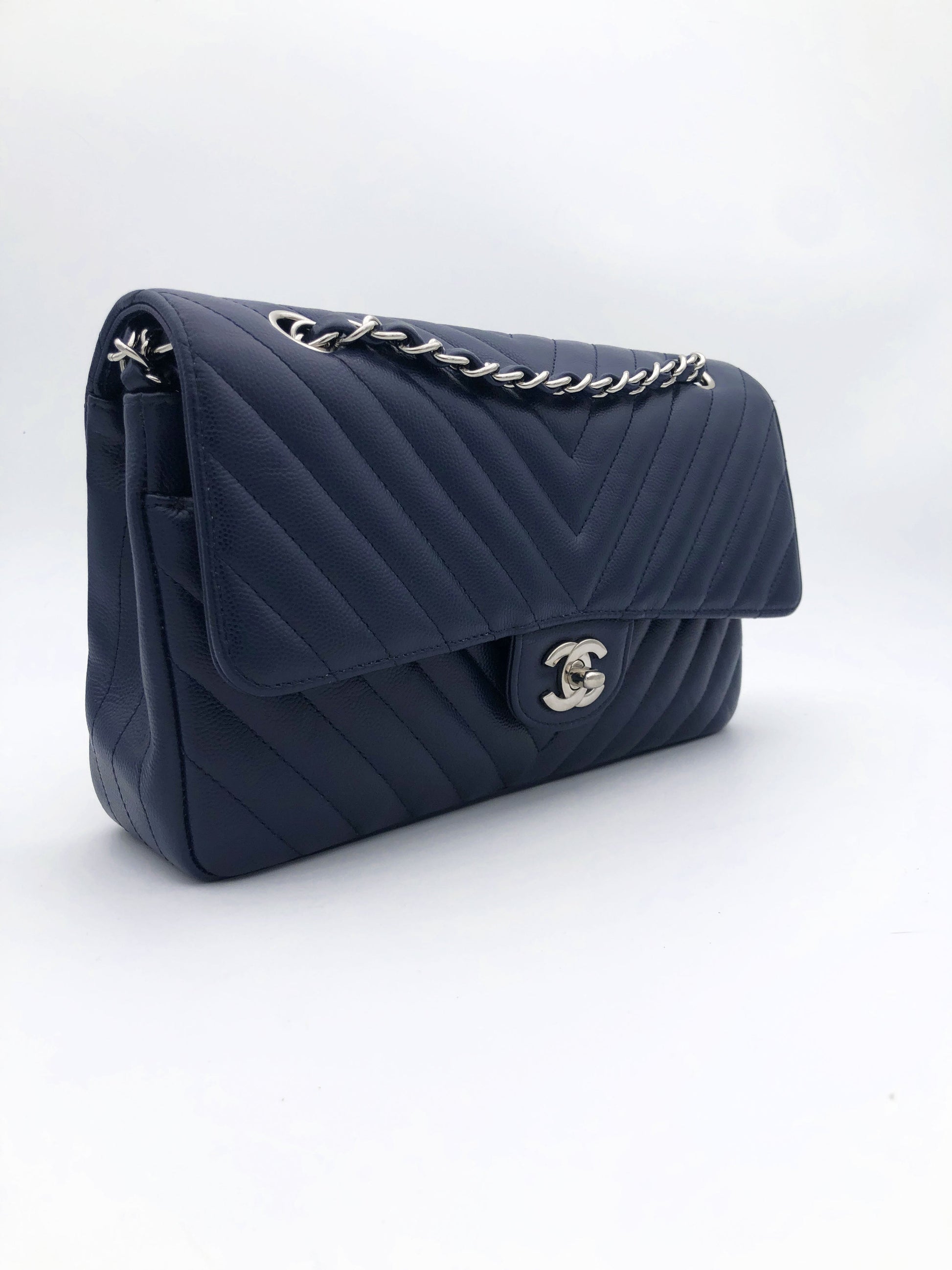Chanel sac à main timeless / classique chevron cuir grainé bleu nuit. - Soline