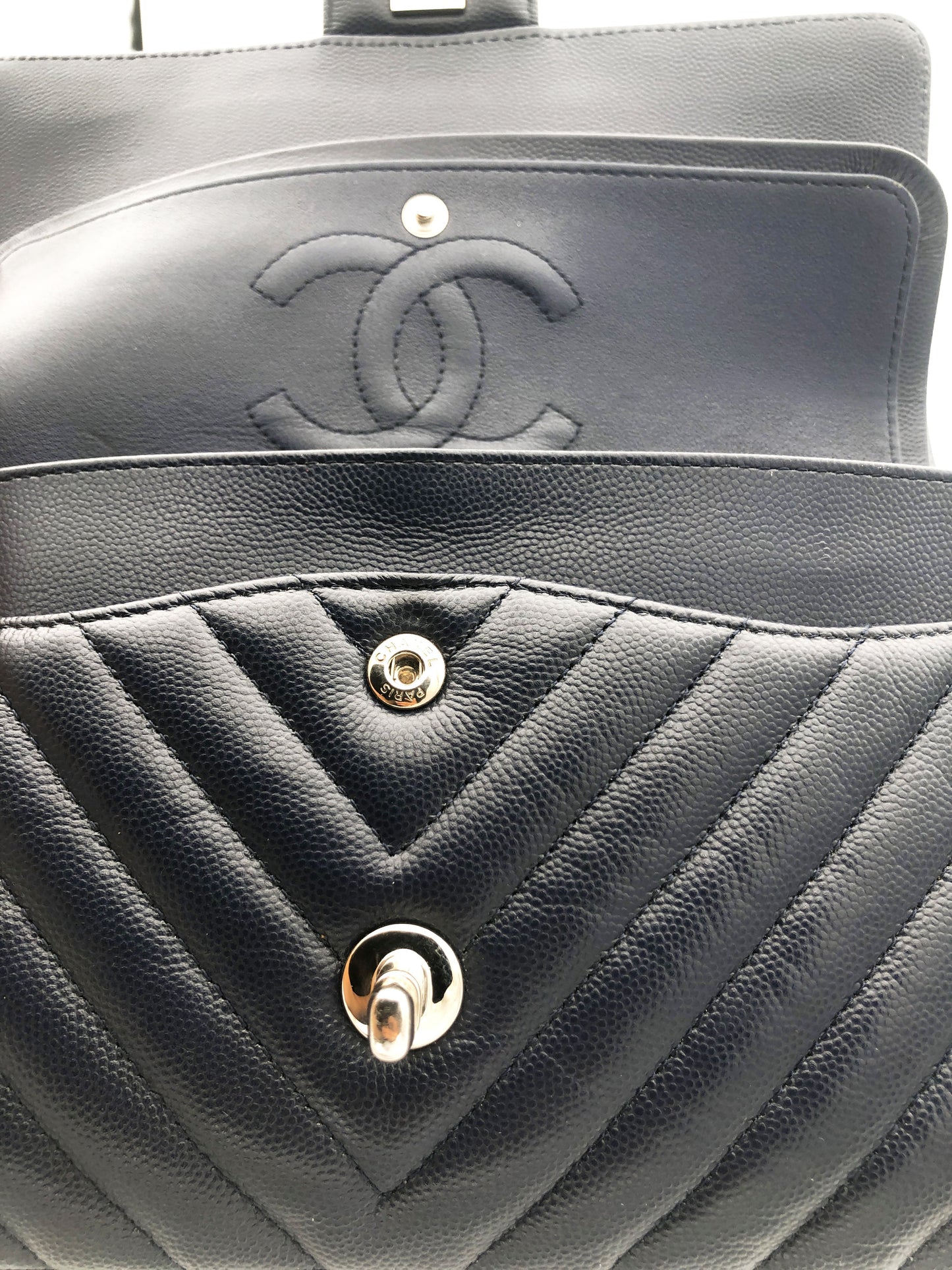 Chanel sac à main timeless / classique chevron cuir grainé bleu nuit. - Soline