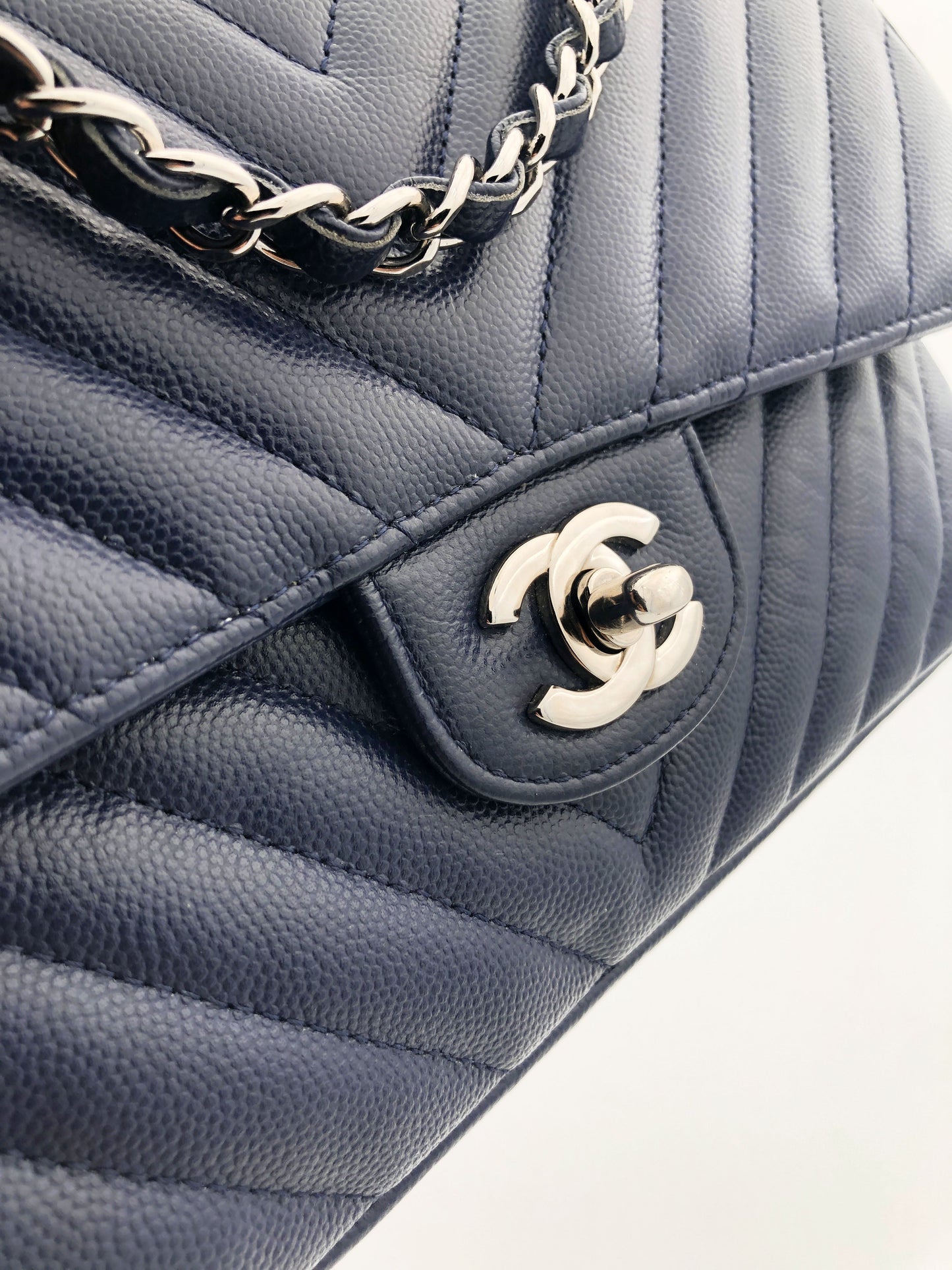 Chanel sac à main timeless / classique chevron cuir grainé bleu nuit. - Soline