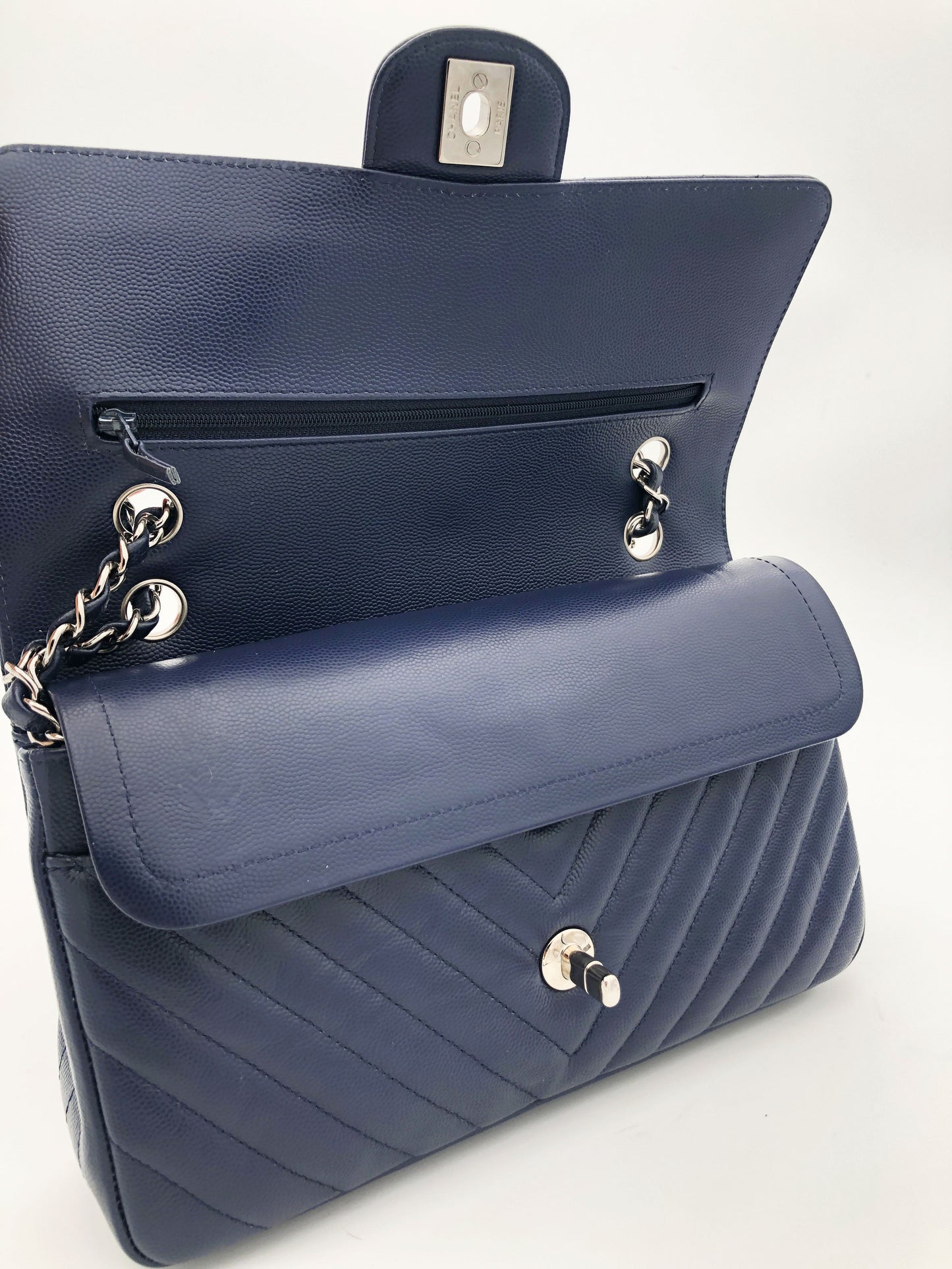 Chanel sac à main timeless / classique chevron cuir grainé bleu nuit. - Soline