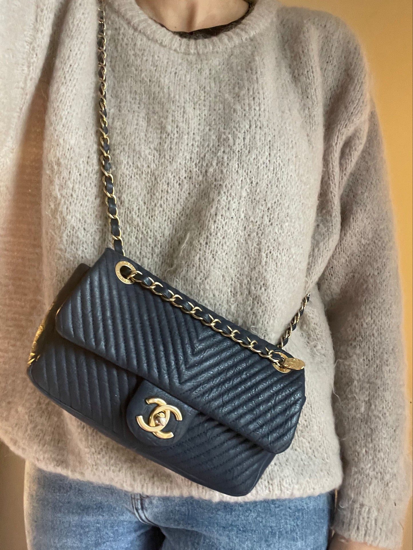 Chanel Sac à rabat à chevrons en bleu profond - Soline