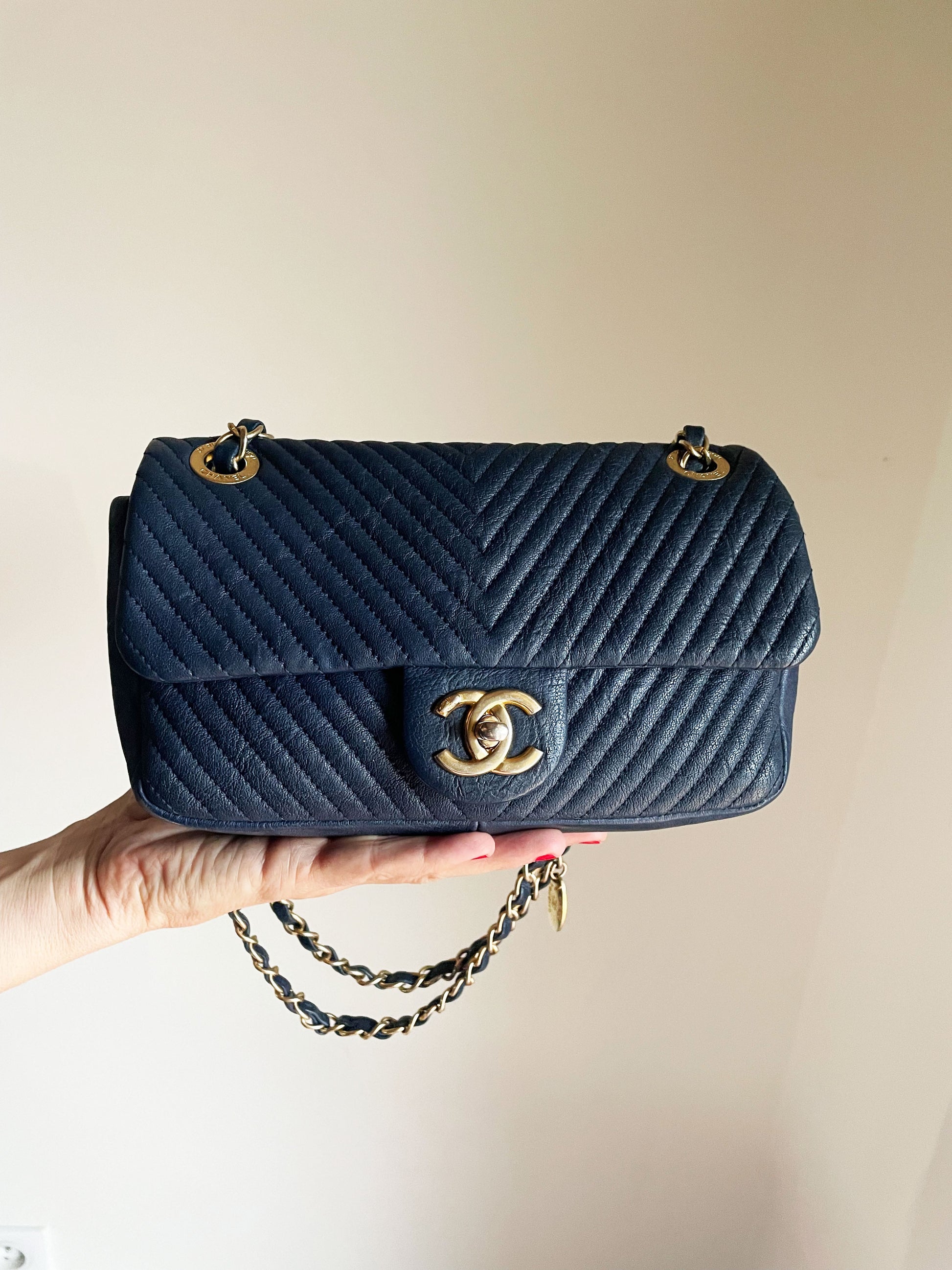 Chanel Sac à rabat à chevrons en bleu profond - Soline