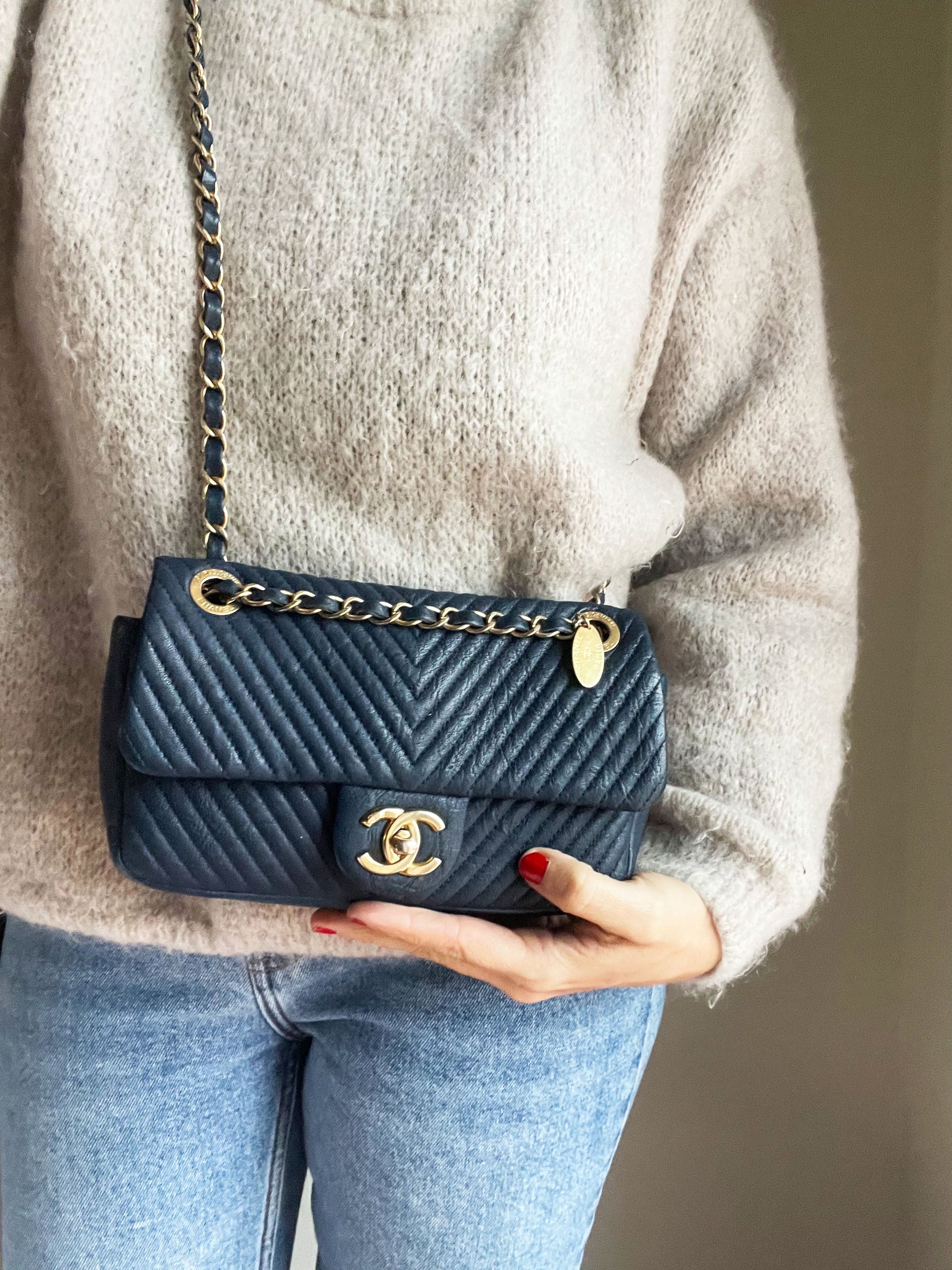 Chanel Sac à rabat à chevrons en bleu profond - Soline