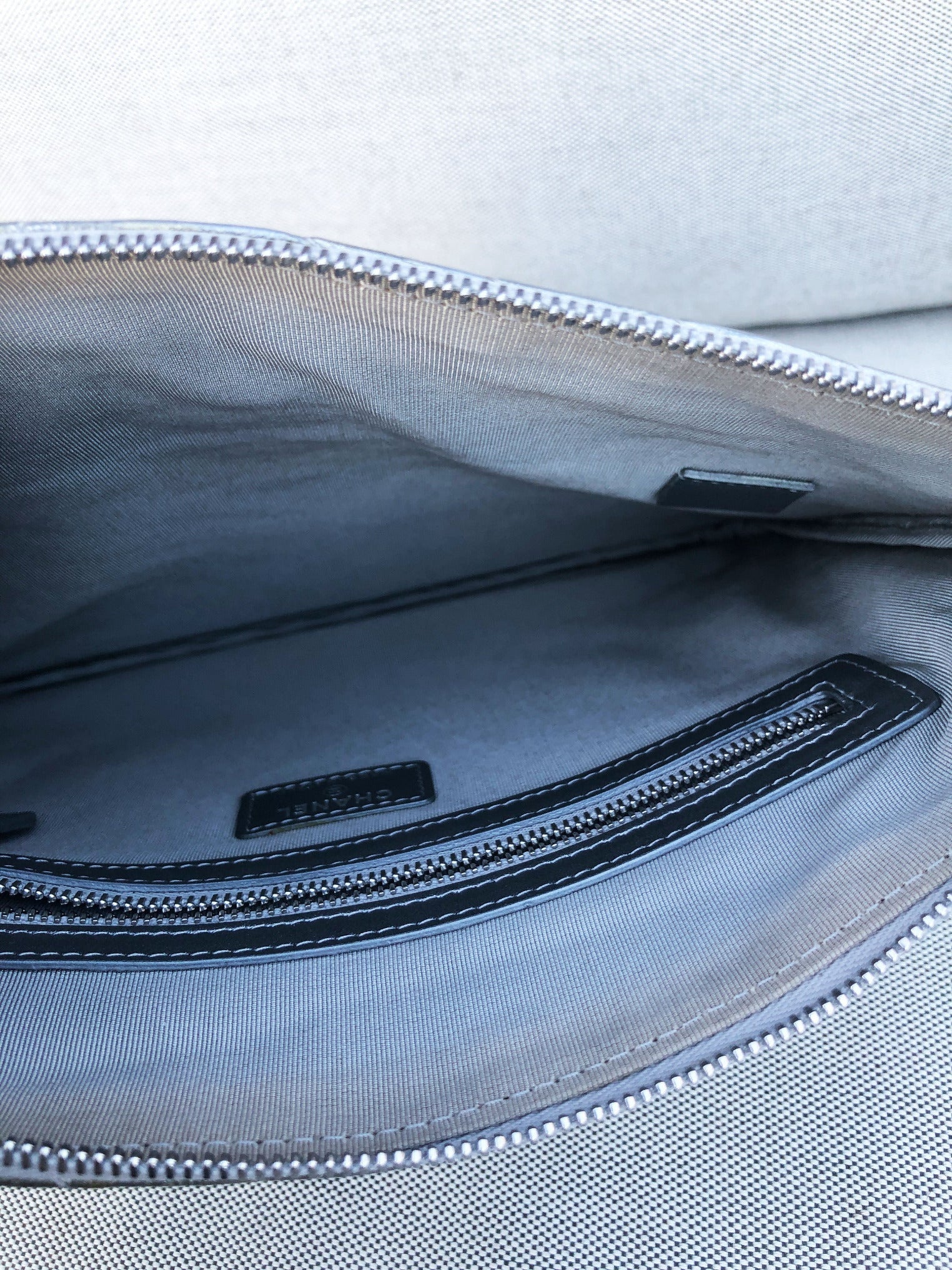 Clutch Chanel pochette O case en cuir de veau métallisé argenté chevron - Soline