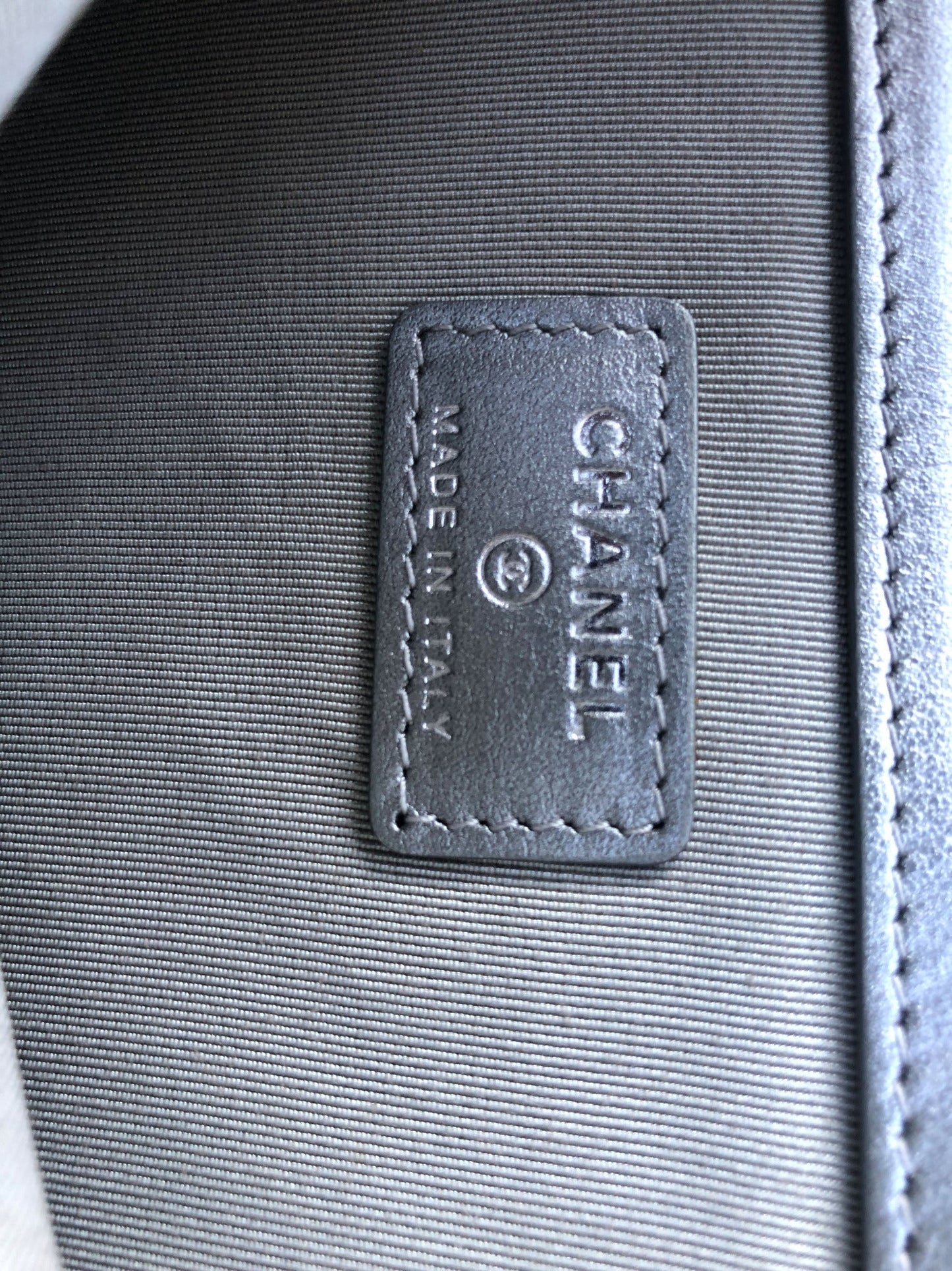 Clutch Chanel pochette O case en cuir de veau métallisé argenté chevron - Soline