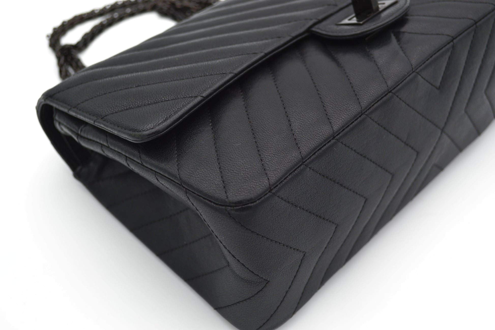 Grand Sac 2.55 Chanel So Black en cuir de veau Chevron à double rabat - Soline