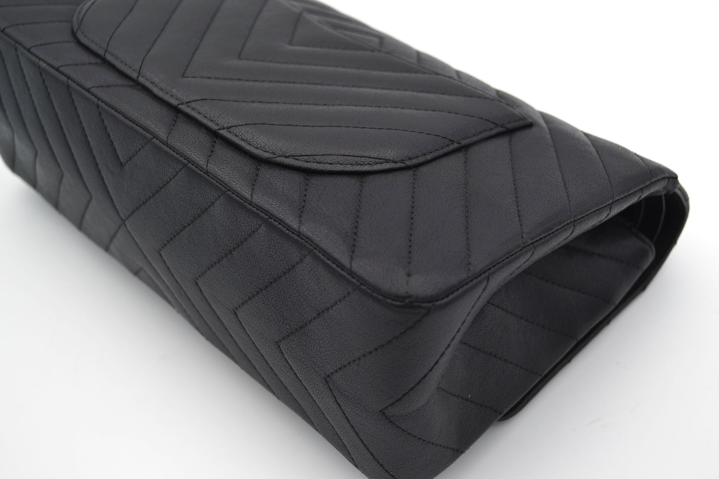 Grand Sac 2.55 Chanel So Black en cuir de veau Chevron à double rabat - Soline