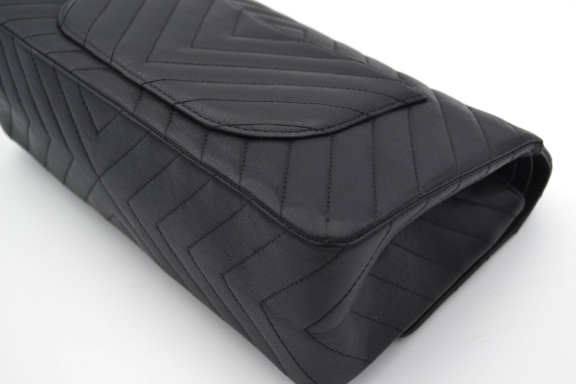 Grand Sac 2.55 Chanel So Black en cuir de veau Chevron à double rabat - Soline