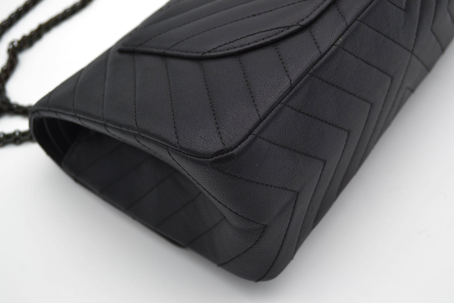 Grand Sac 2.55 Chanel So Black en cuir de veau Chevron à double rabat - Soline