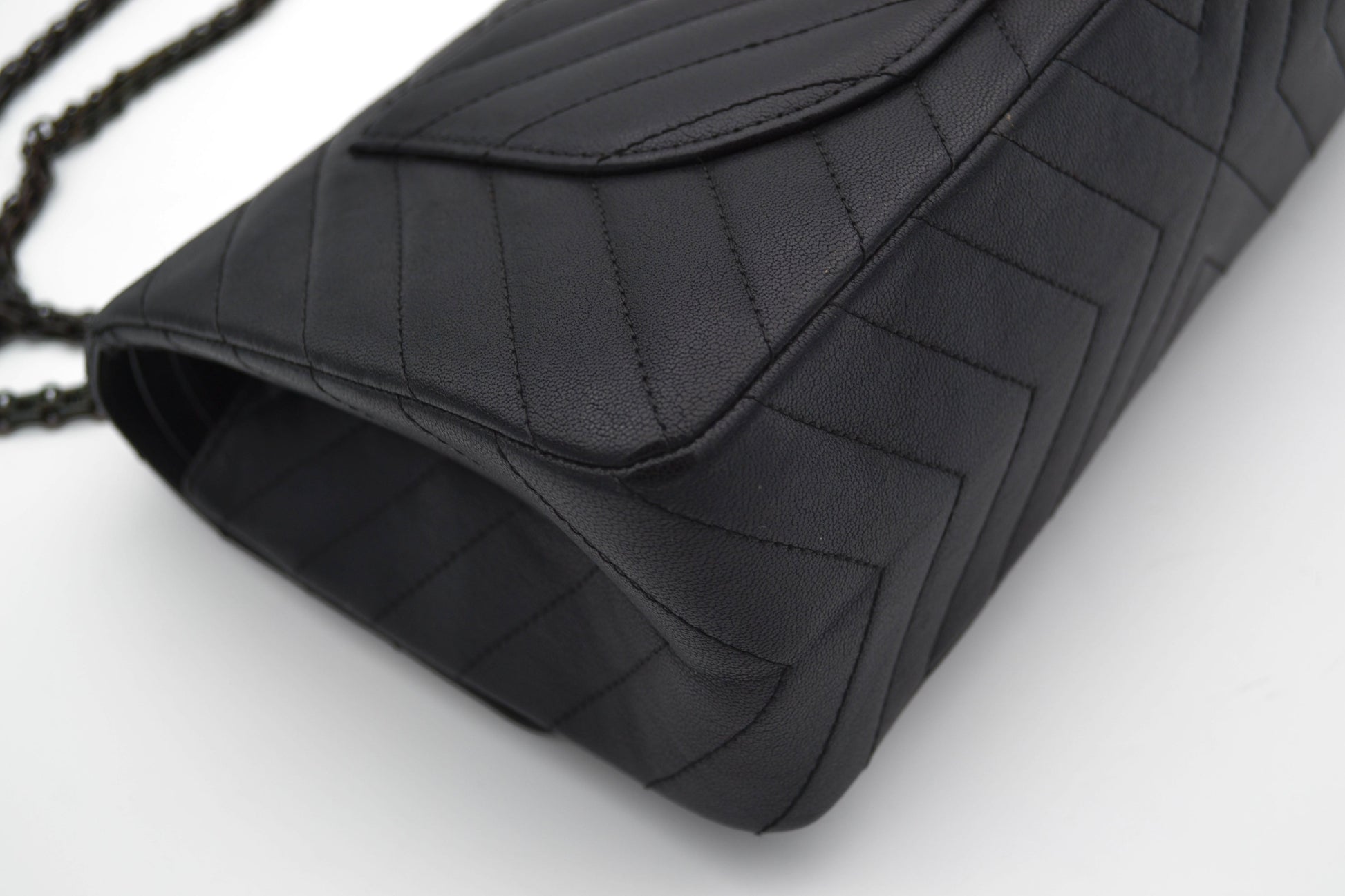 Grand Sac 2.55 Chanel So Black en cuir de veau Chevron à double rabat - Soline