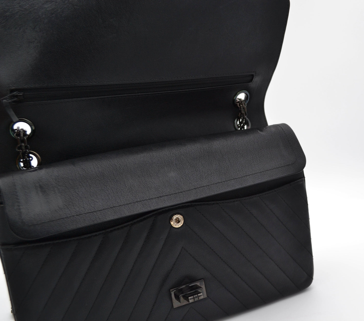 Grand Sac 2.55 Chanel So Black en cuir de veau Chevron à double rabat - Soline