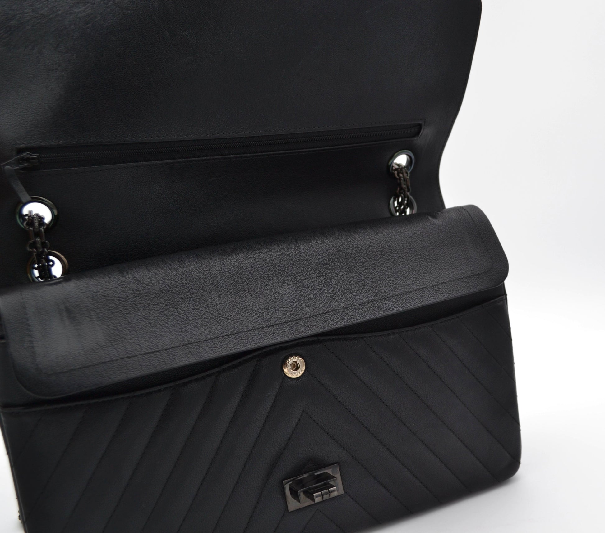 Grand Sac 2.55 Chanel So Black en cuir de veau Chevron à double rabat - Soline