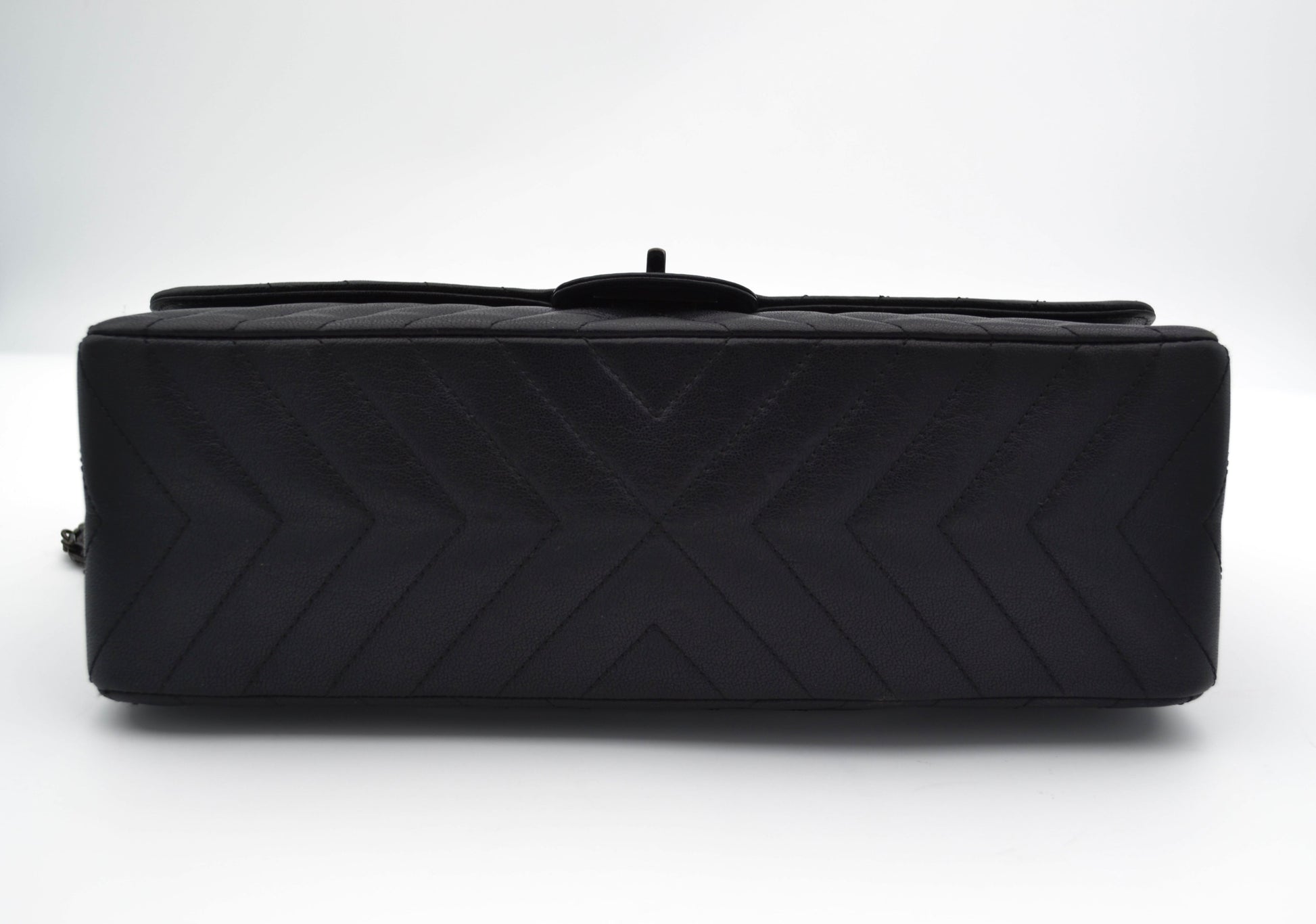 Grand Sac 2.55 Chanel So Black en cuir de veau Chevron à double rabat - Soline