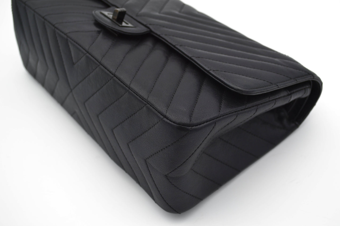Grand Sac 2.55 Chanel So Black en cuir de veau Chevron à double rabat - Soline