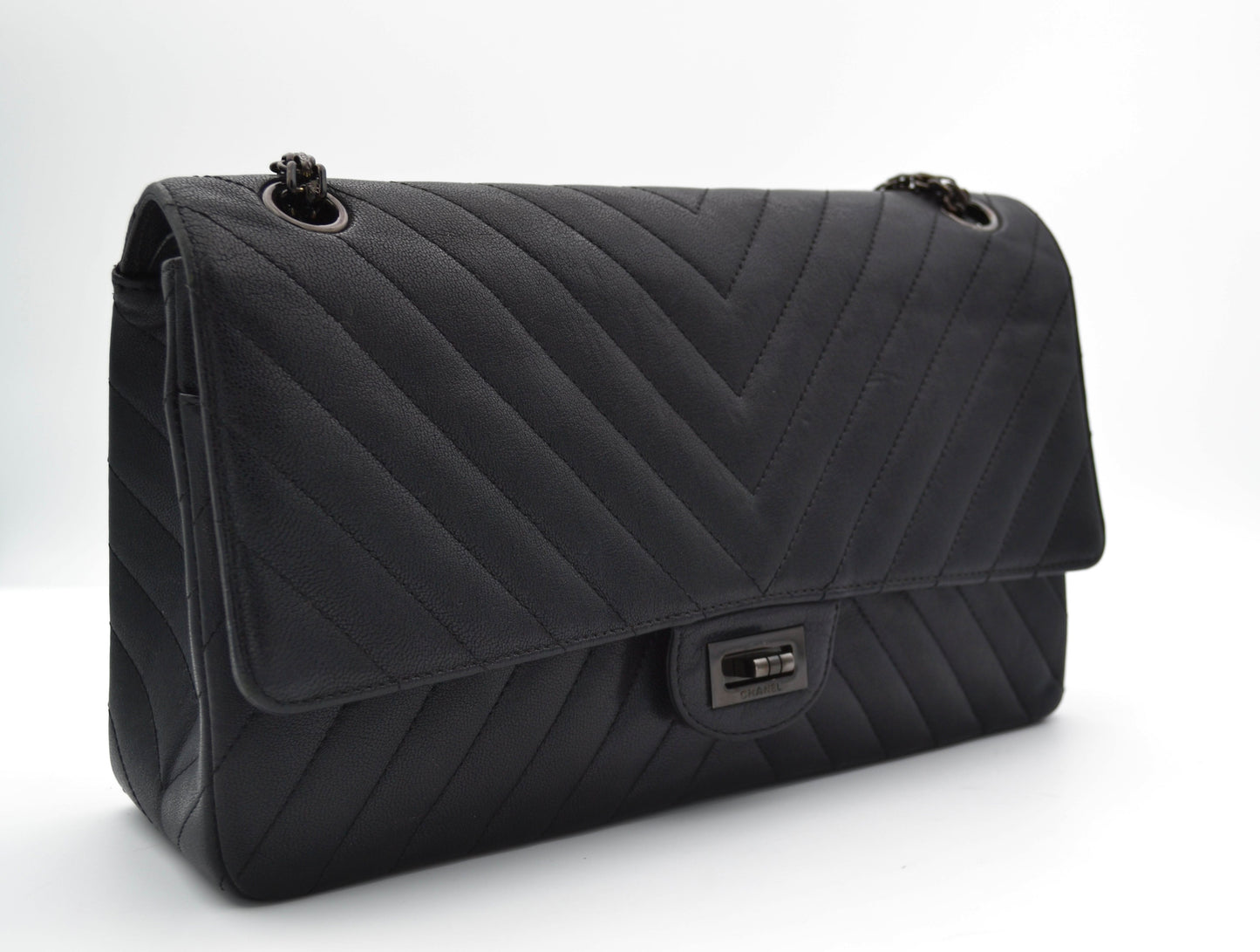 Grand Sac 2.55 Chanel So Black en cuir de veau Chevron à double rabat - Soline