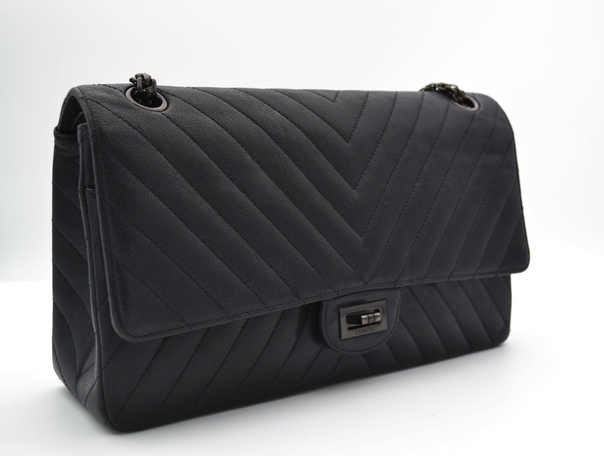 Grand Sac 2.55 Chanel So Black en cuir de veau Chevron à double rabat - Soline