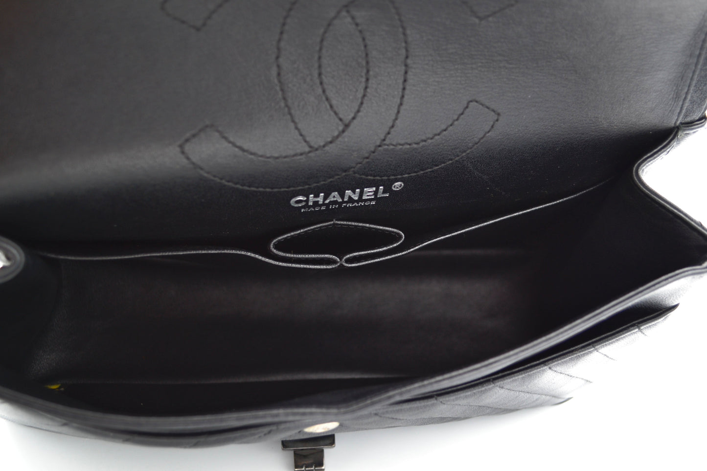 Grand Sac 2.55 Chanel So Black en cuir de veau Chevron à double rabat - Soline