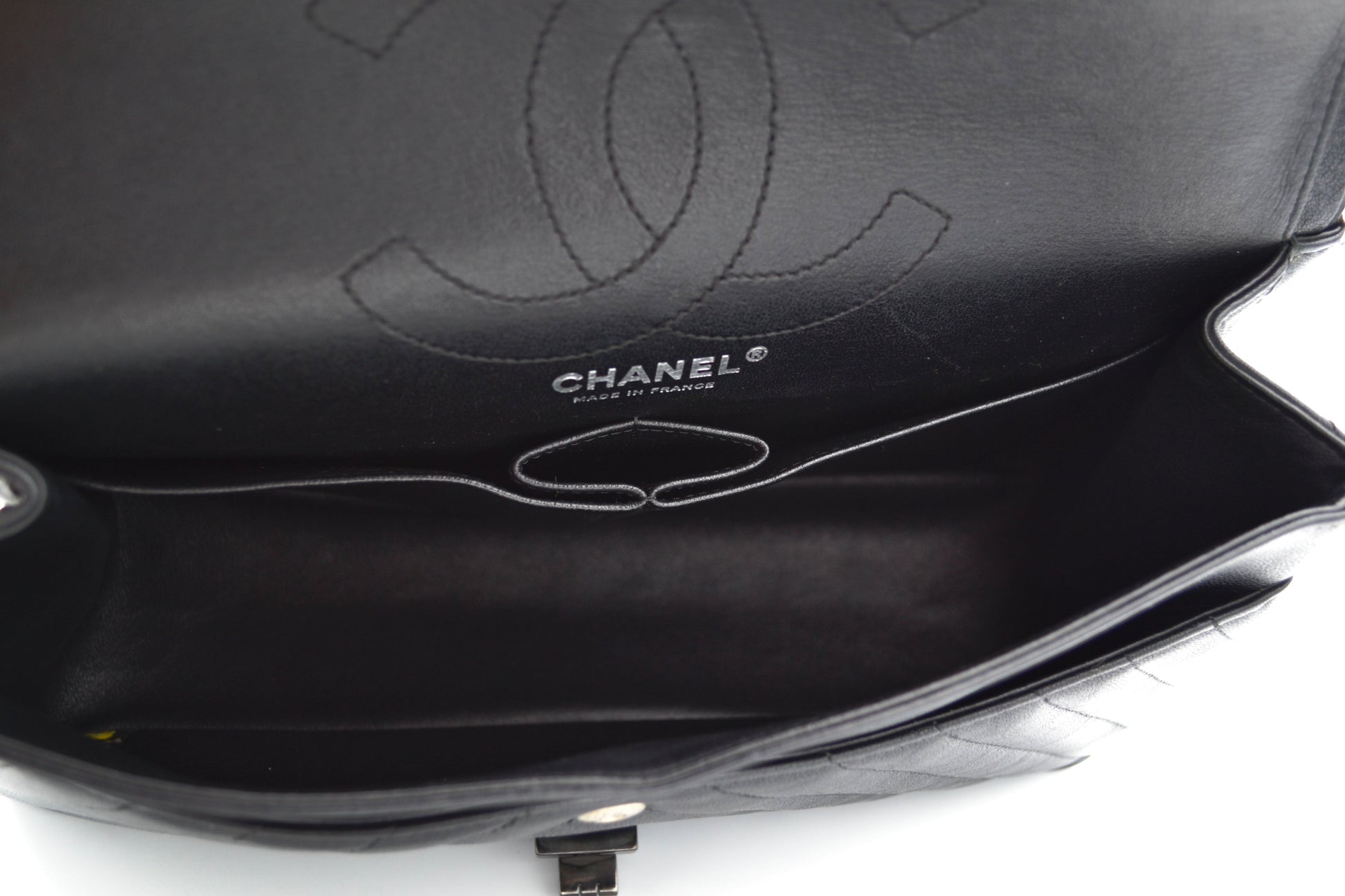 Grand Sac 2.55 Chanel So Black en cuir de veau Chevron à double rabat - Soline