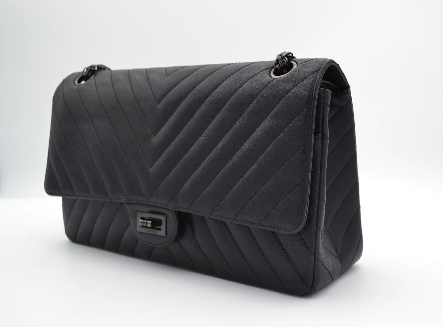 Grand Sac 2.55 Chanel So Black en cuir de veau Chevron à double rabat - Soline