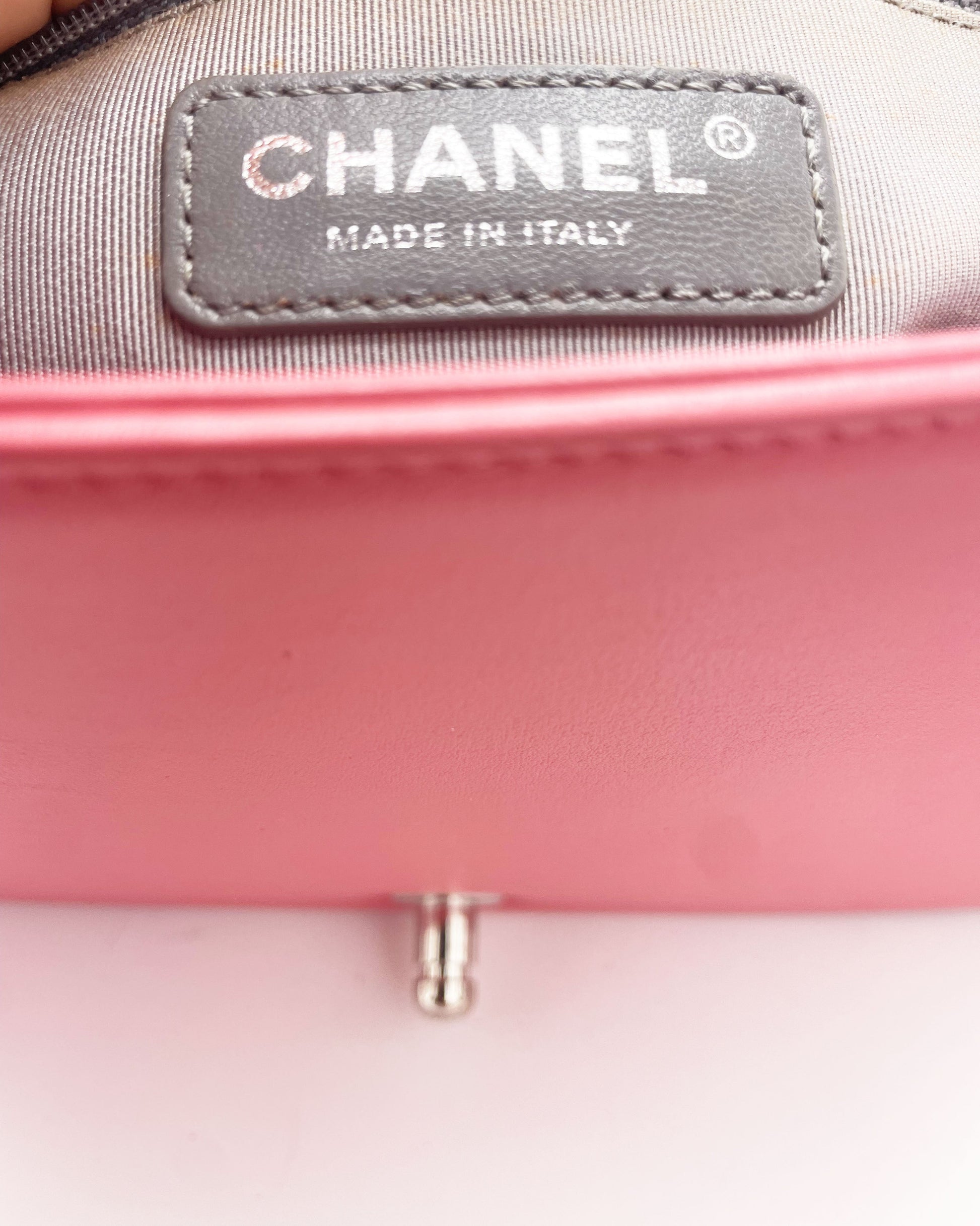 Grand sac Chanel Boy chevron en cuir rose - Soline
