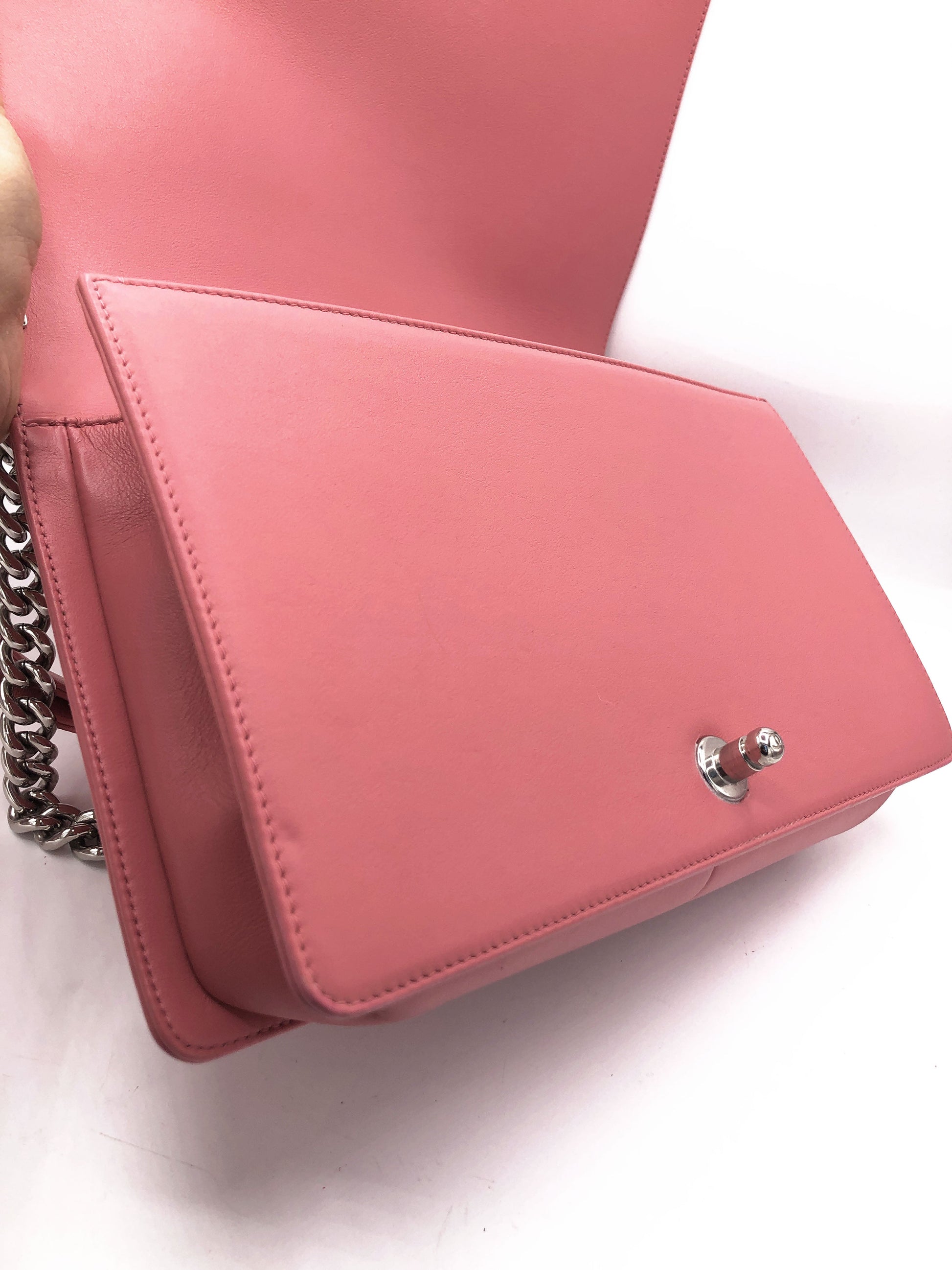 Grand sac Chanel Boy chevron en cuir rose - Soline