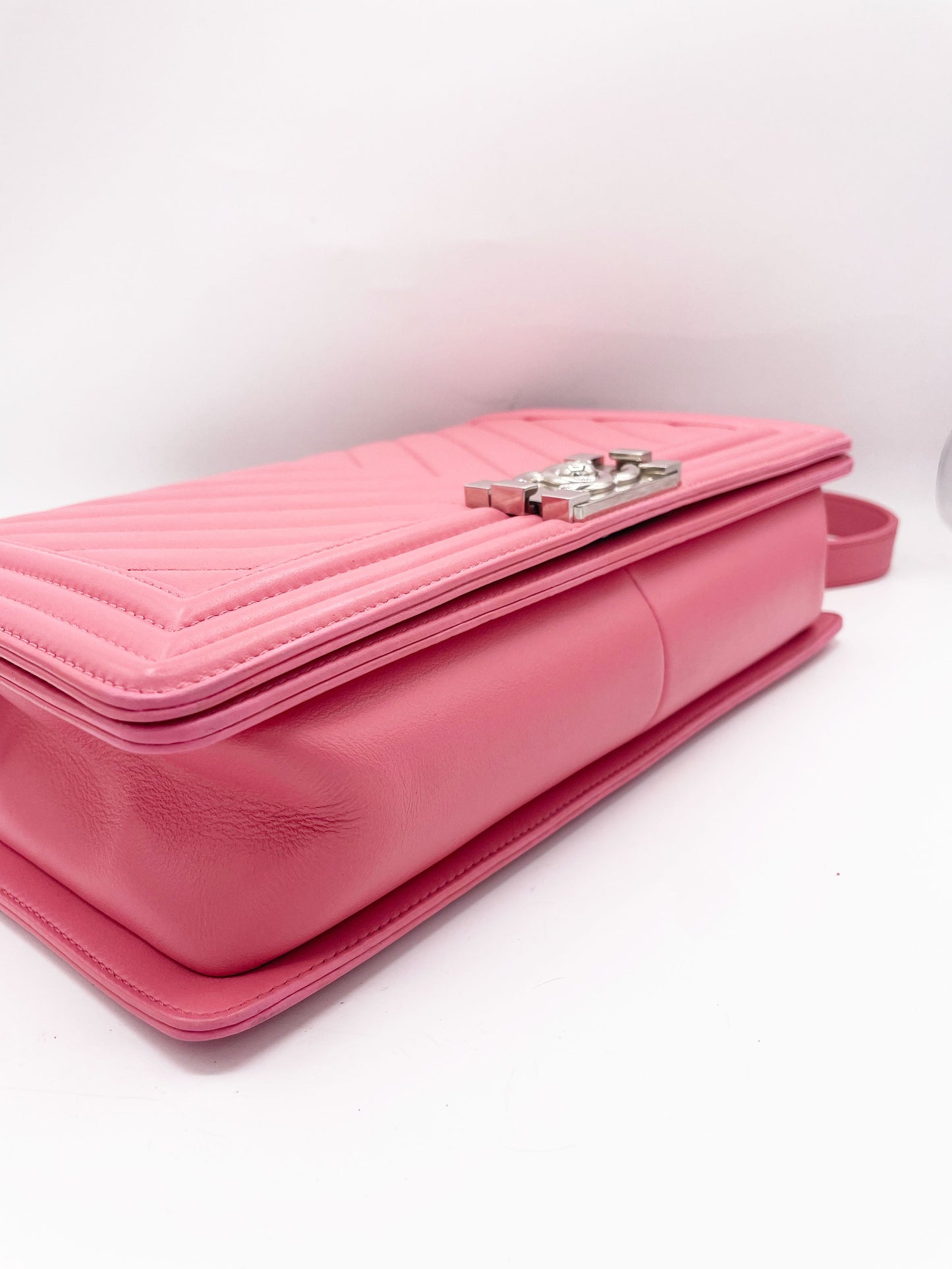 Grand sac Chanel Boy chevron en cuir rose - Soline