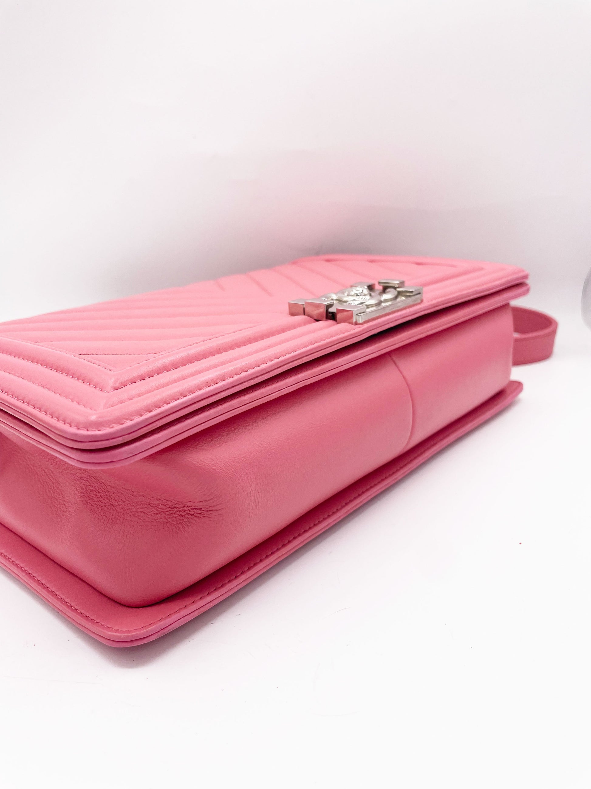 Grand sac Chanel Boy chevron en cuir rose - Soline