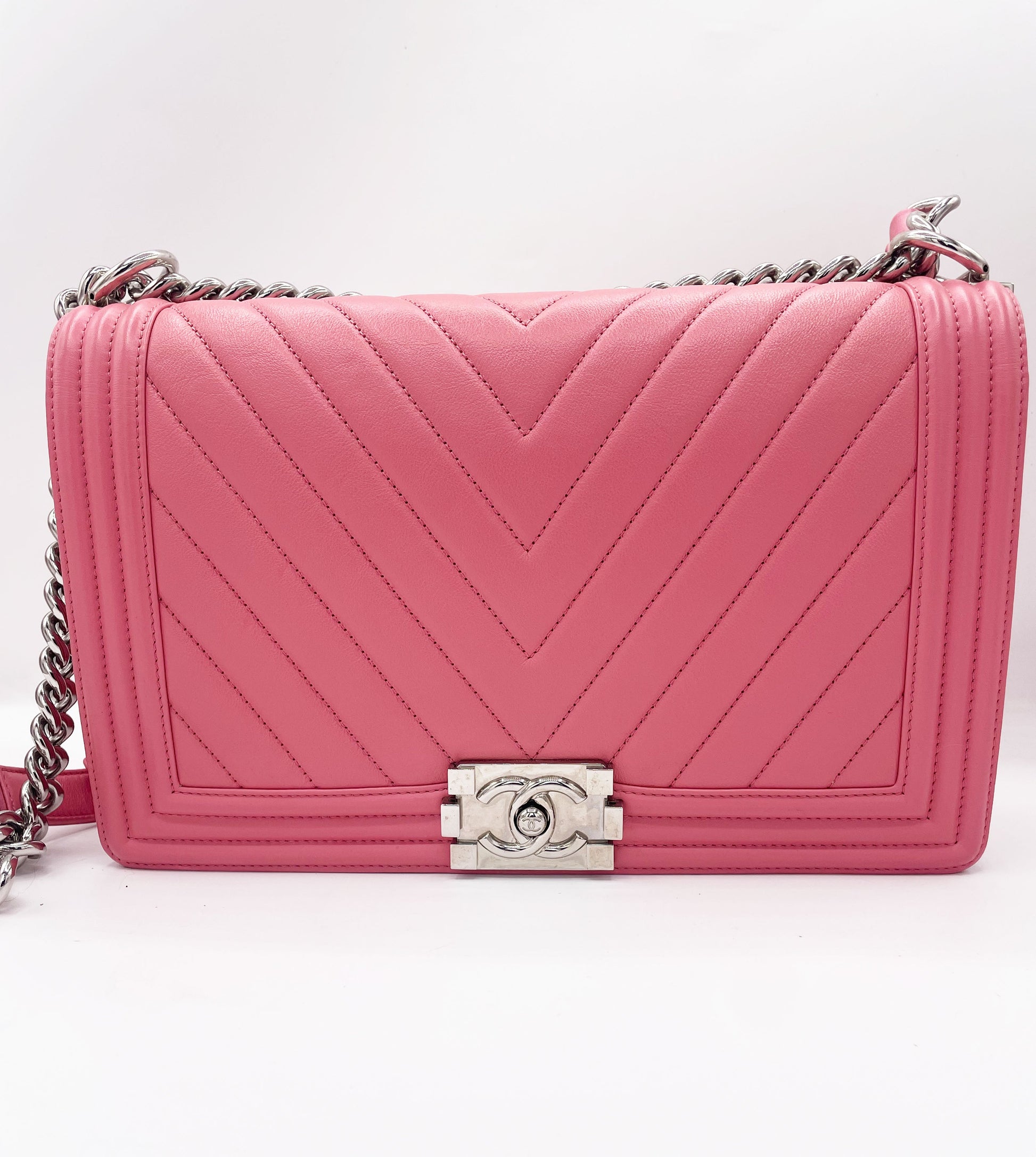 Grand sac Chanel Boy chevron en cuir rose - Soline