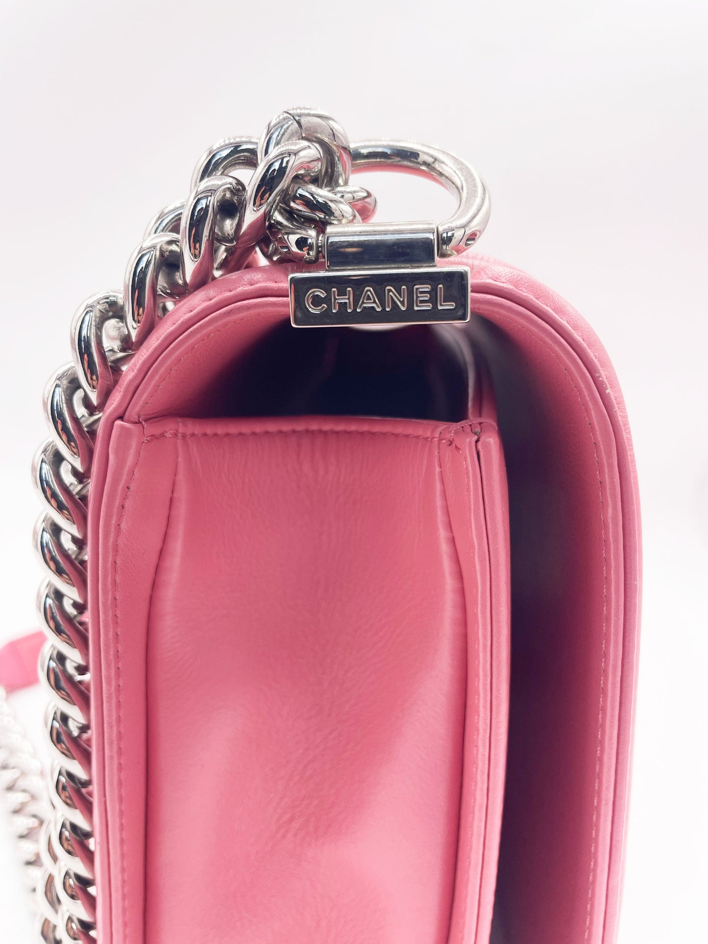 Grand sac Chanel Boy chevron en cuir rose - Soline