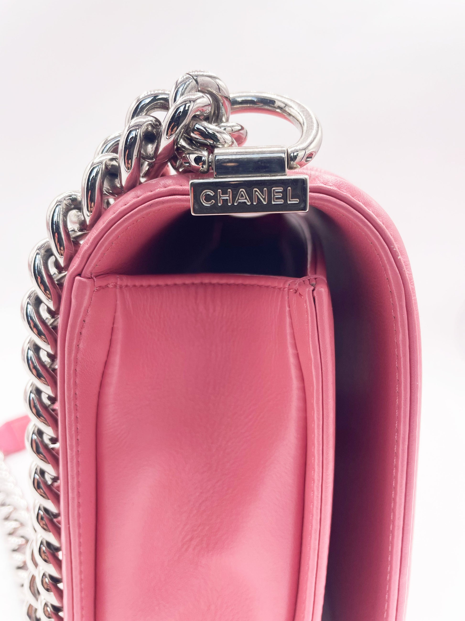 Grand sac Chanel Boy chevron en cuir rose - Soline