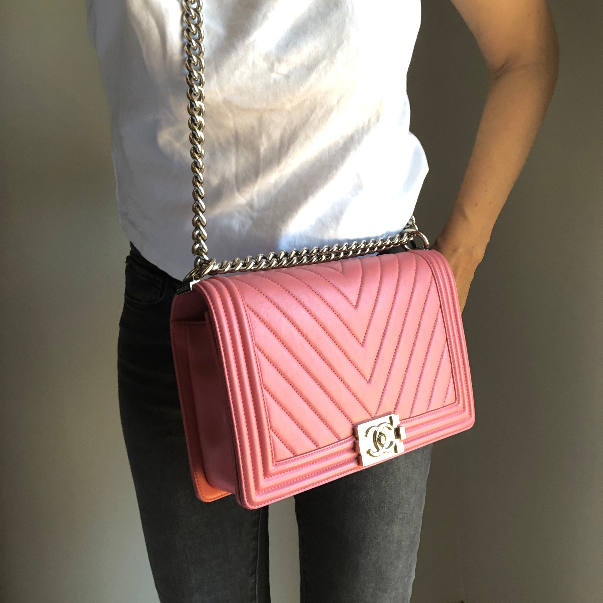 Grand sac Chanel Boy chevron en cuir rose - Soline