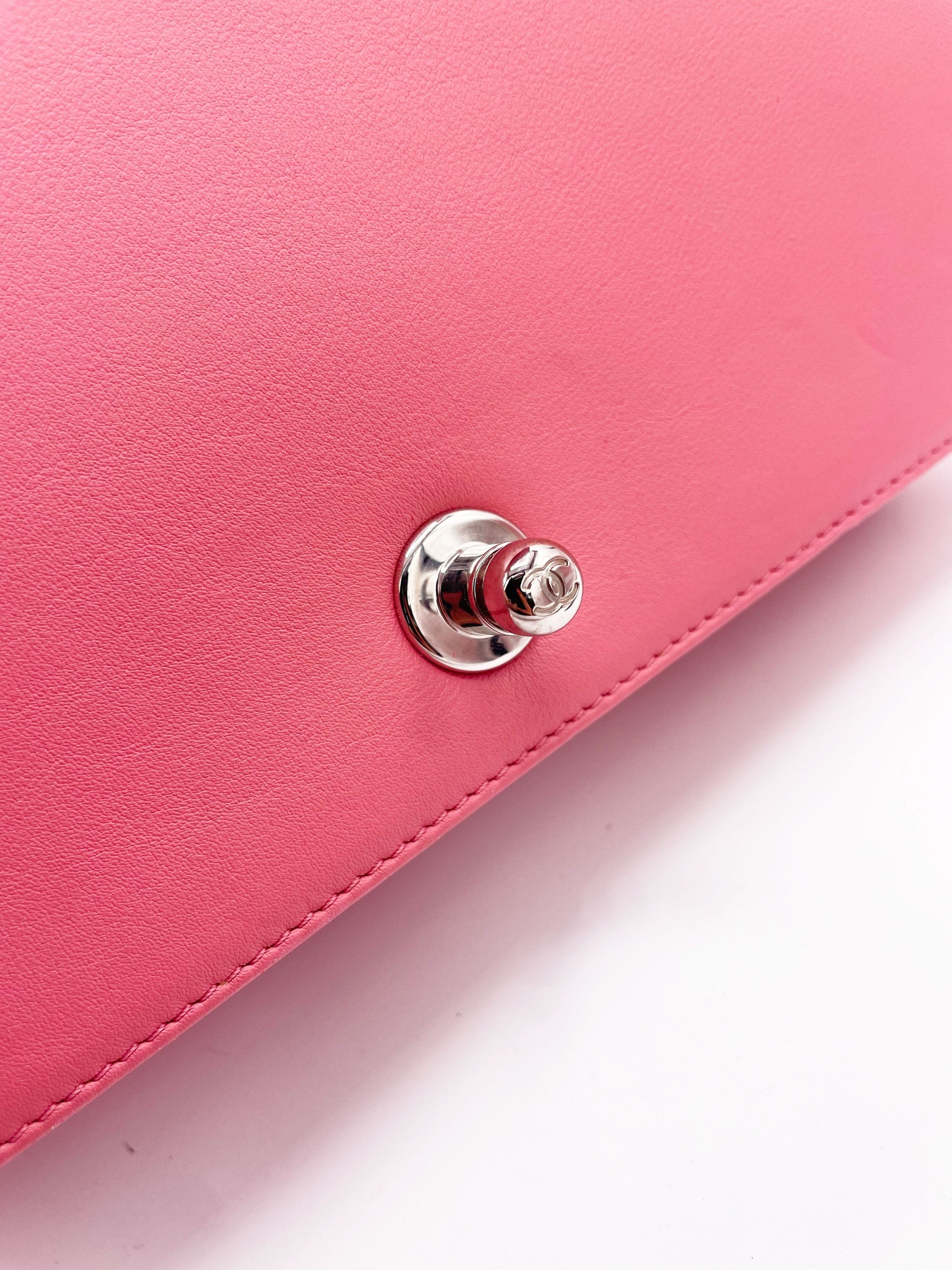 Grand sac Chanel Boy chevron en cuir rose - Soline