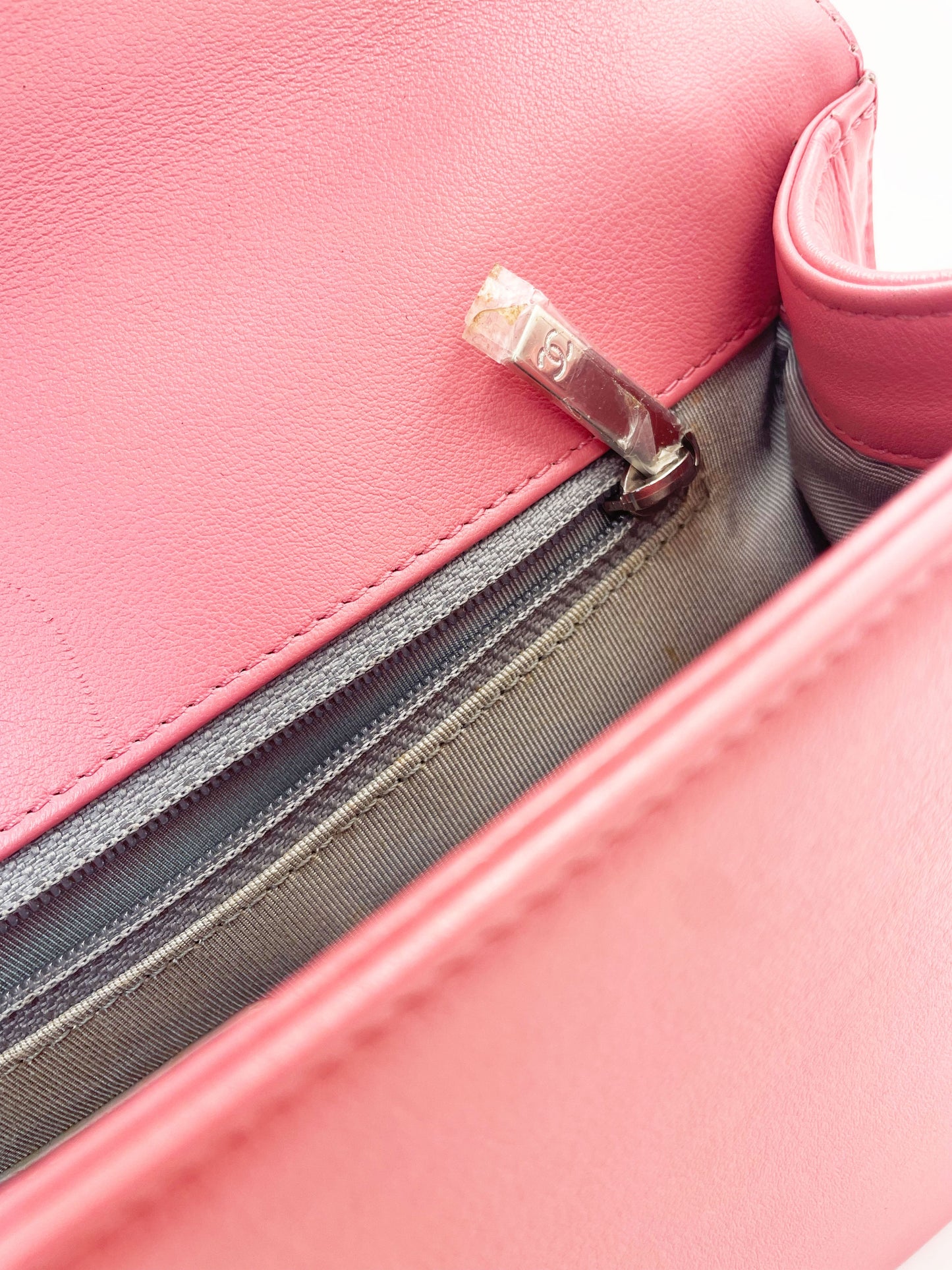 Grand sac Chanel Boy chevron en cuir rose - Soline