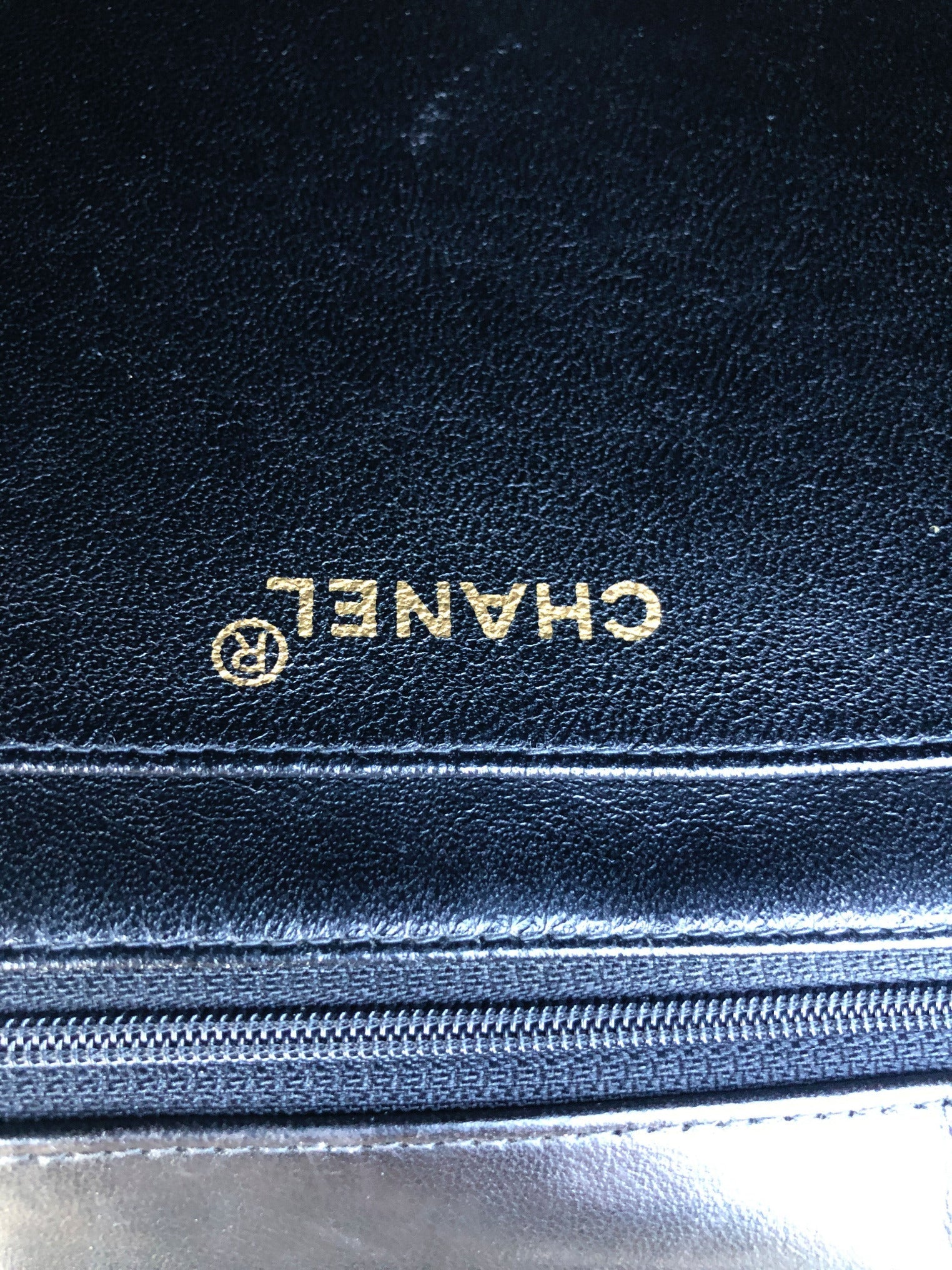 Grand sac Chanel noir classique simple rabat en cuir matelassé bijouetrie plaqué or - Soline