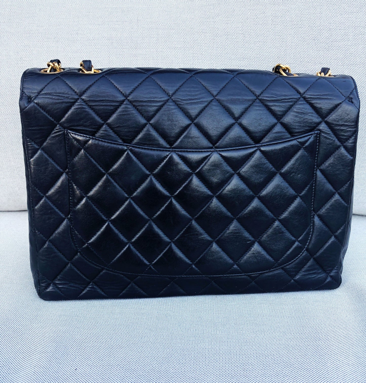 Grand sac Chanel noir classique simple rabat en cuir matelassé bijouetrie plaqué or - Soline