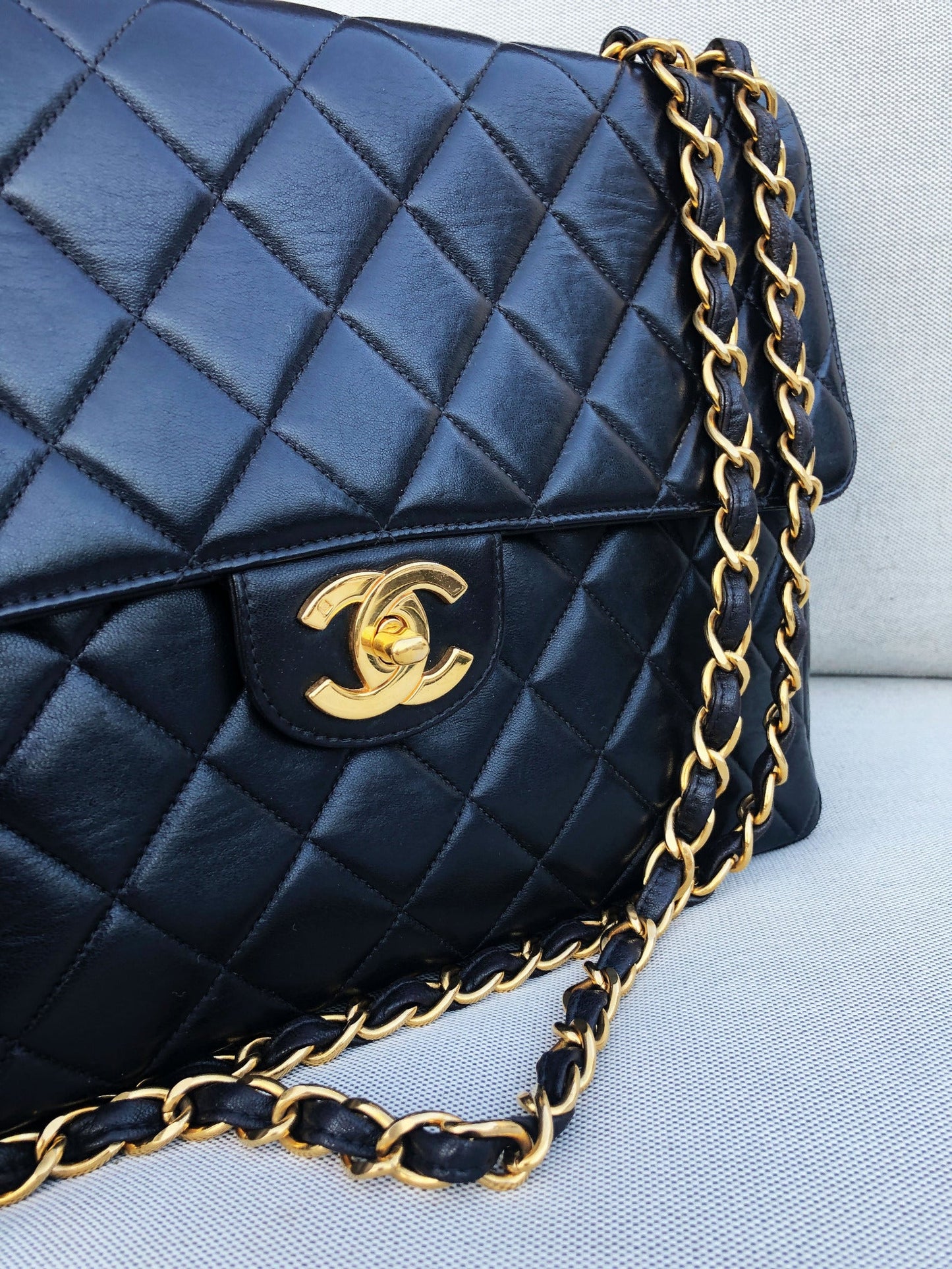 Grand sac Chanel noir classique simple rabat en cuir matelassé bijouetrie plaqué or - Soline
