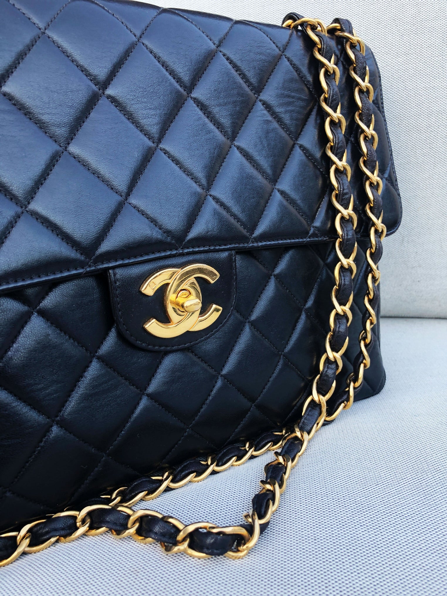 Grand sac Chanel noir classique simple rabat en cuir matelassé bijouetrie plaqué or - Soline