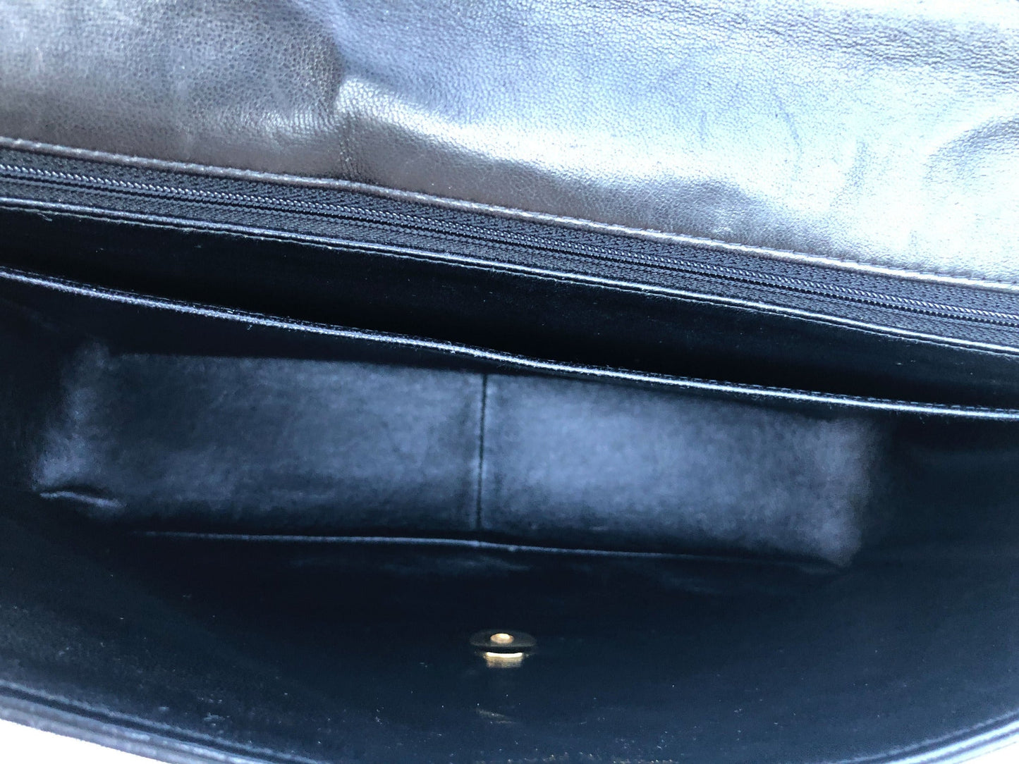 Grand sac Chanel noir classique simple rabat en cuir matelassé bijouetrie plaqué or - Soline