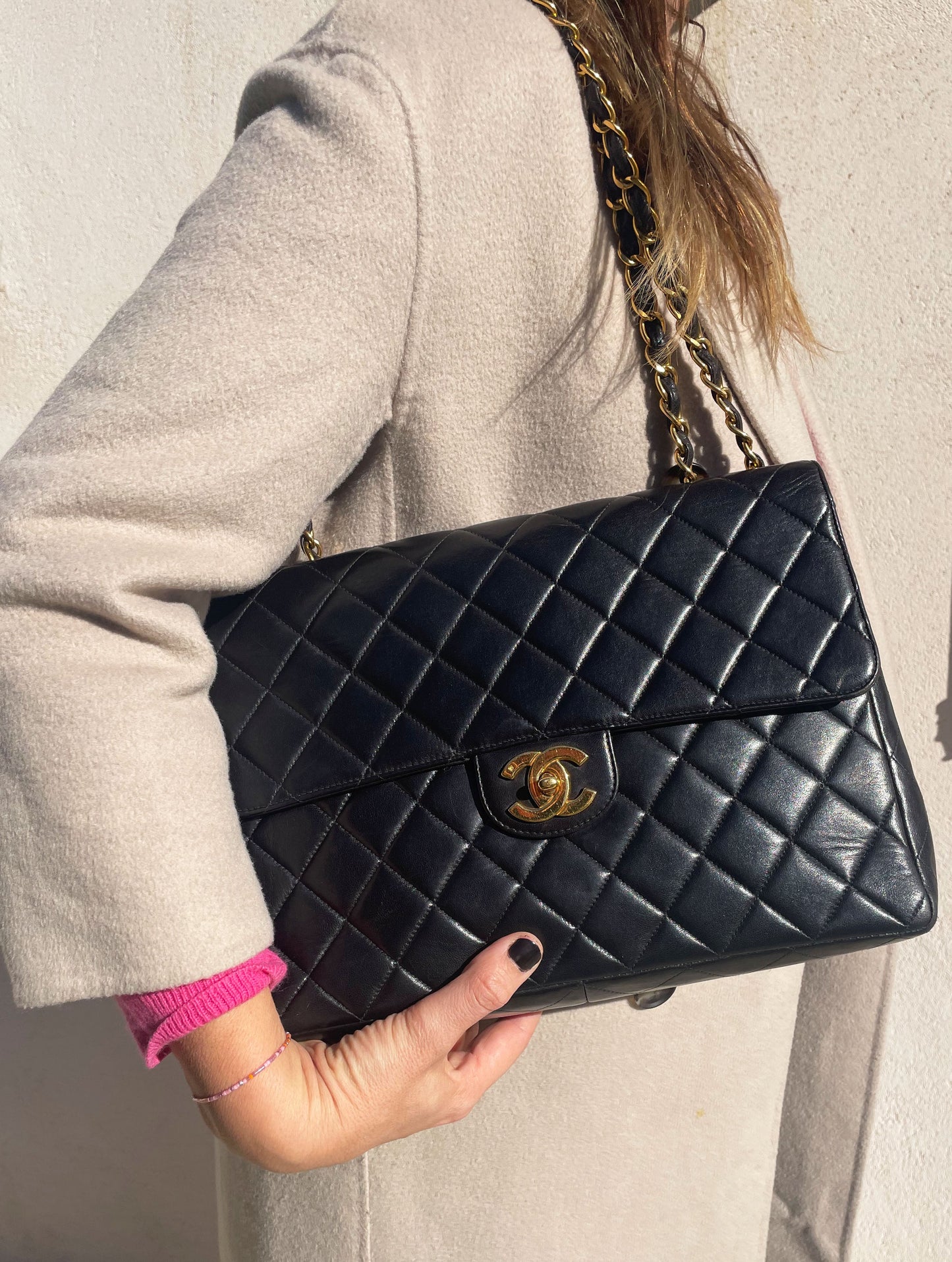 Grand sac Chanel noir classique simple rabat en cuir matelassé bijouetrie plaqué or - Soline