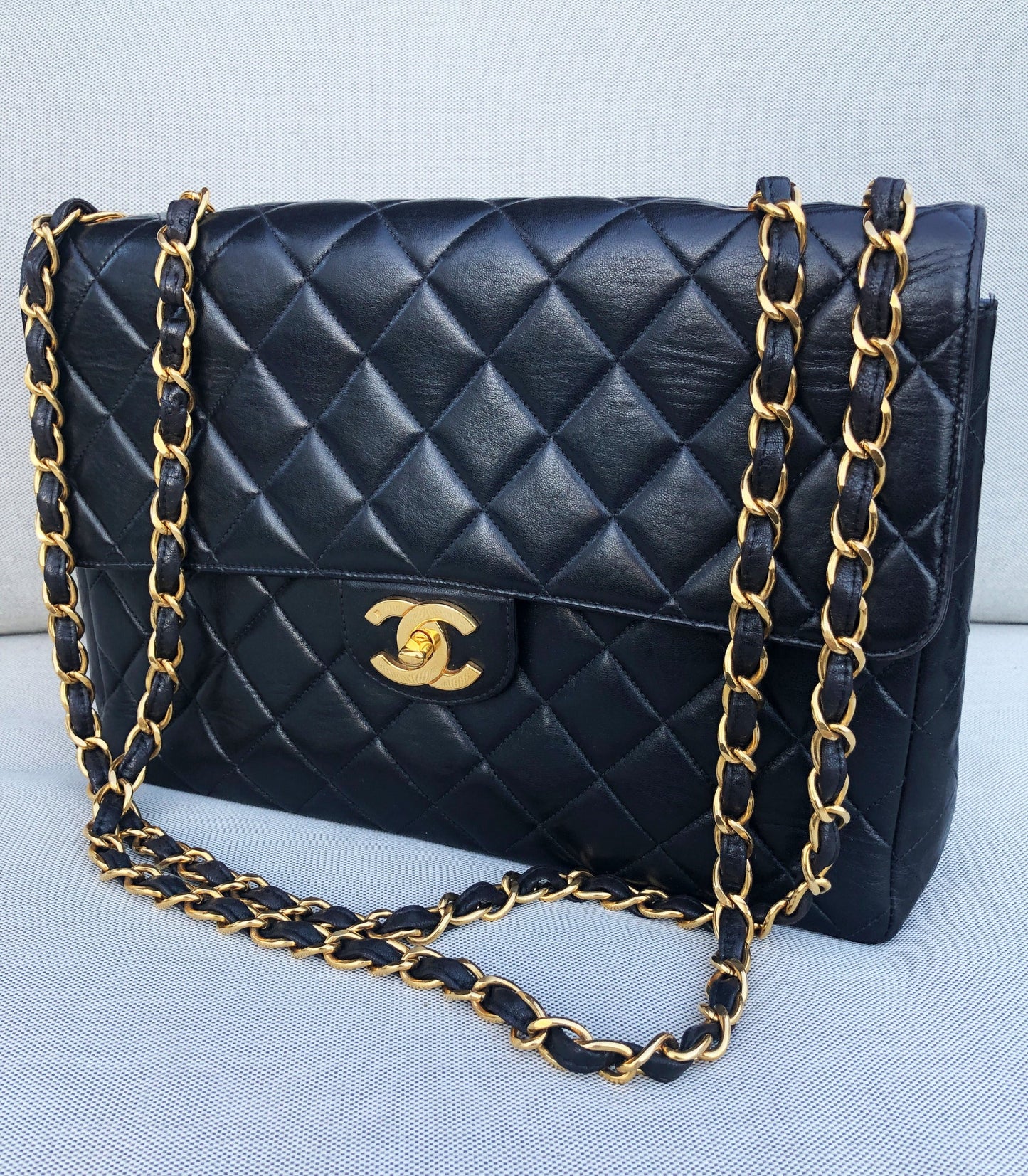 Grand sac Chanel noir classique simple rabat en cuir matelassé bijouetrie plaqué or - Soline