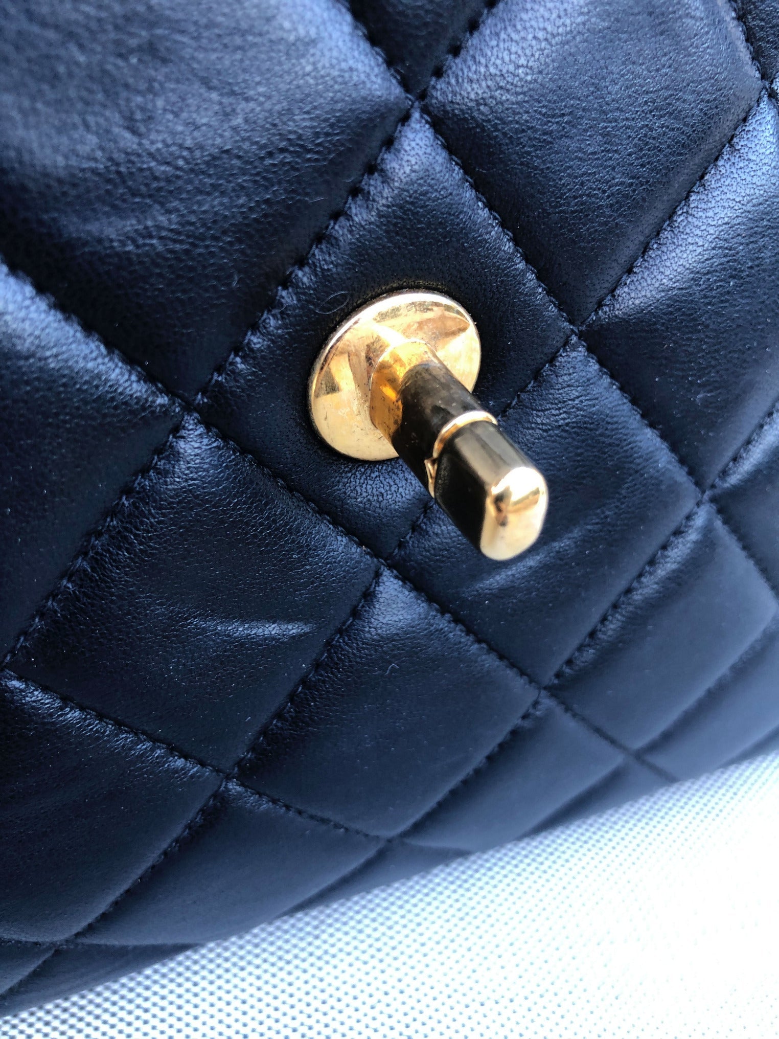 Grand sac Chanel noir classique simple rabat en cuir matelassé bijouetrie plaqué or - Soline