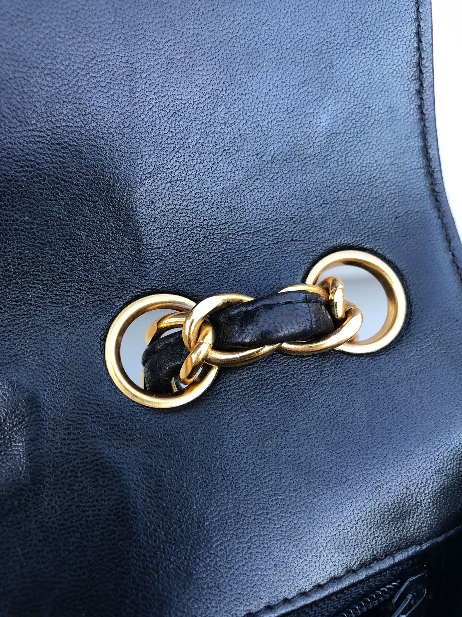 Grand sac Chanel noir classique simple rabat en cuir matelassé bijouetrie plaqué or - Soline