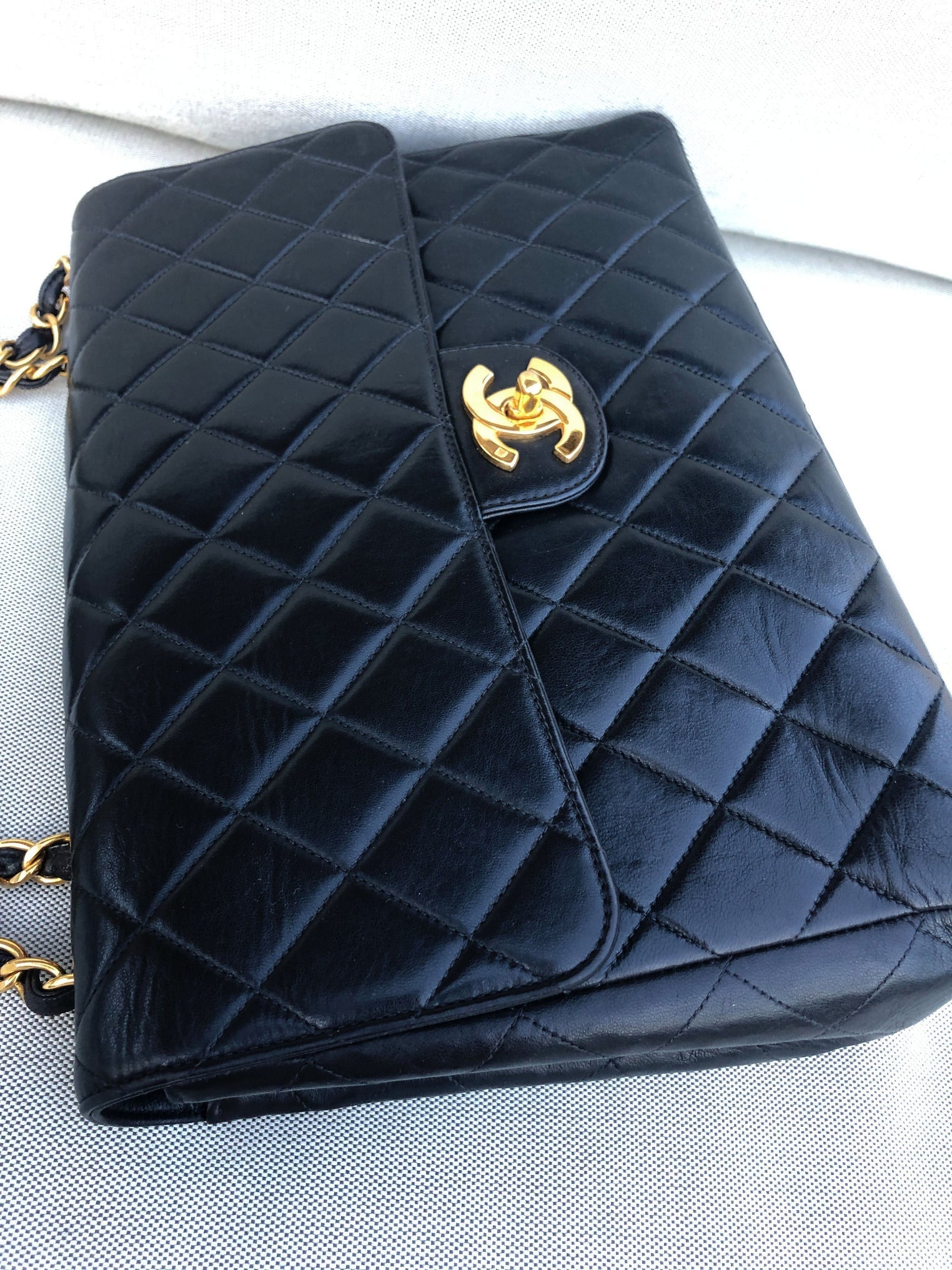 Grand sac Chanel noir classique simple rabat en cuir matelassé bijouetrie plaqué or - Soline