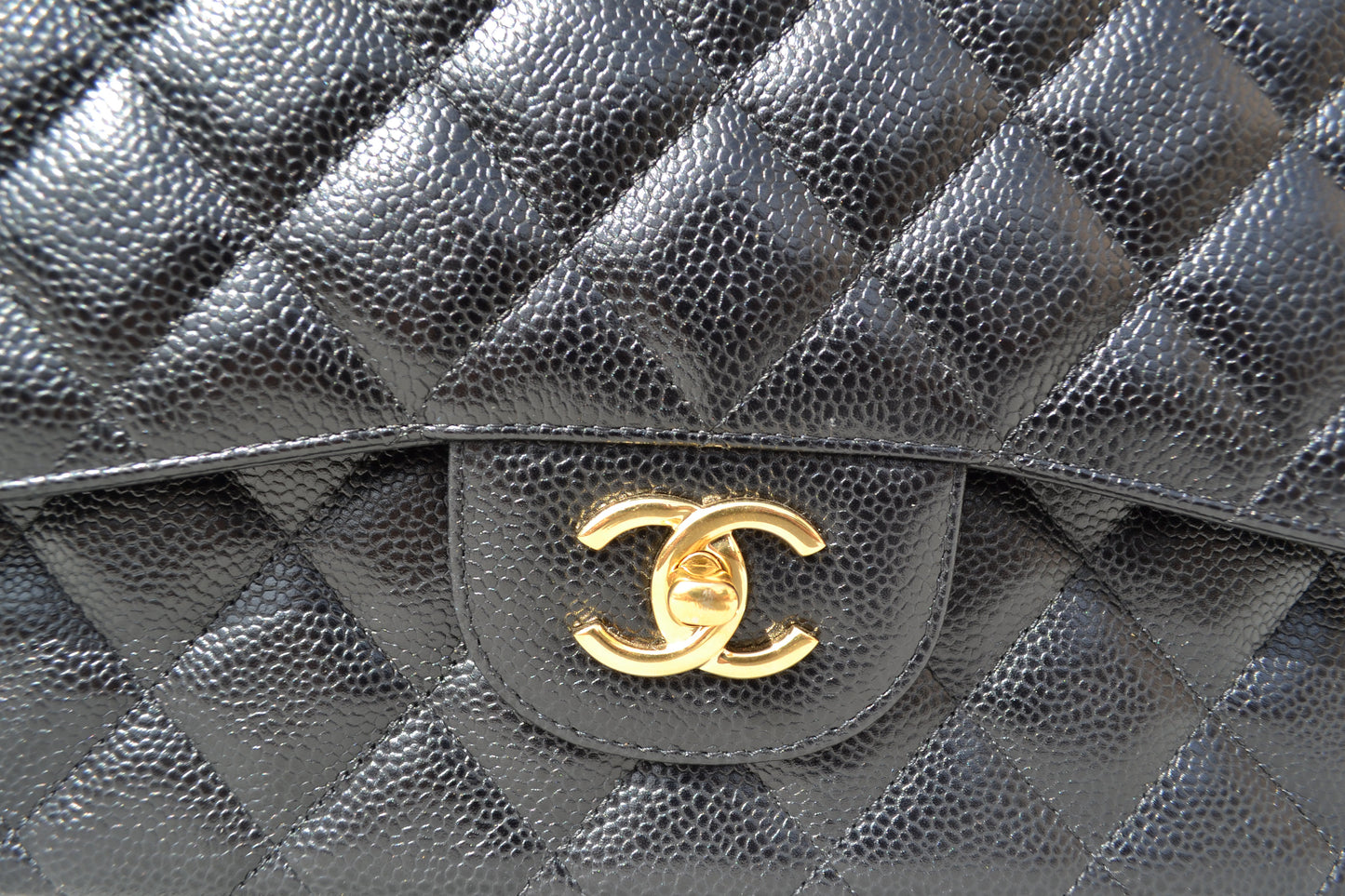 Grand Sac Classique Chanel Veau grainé et métal doré Noir - Soline