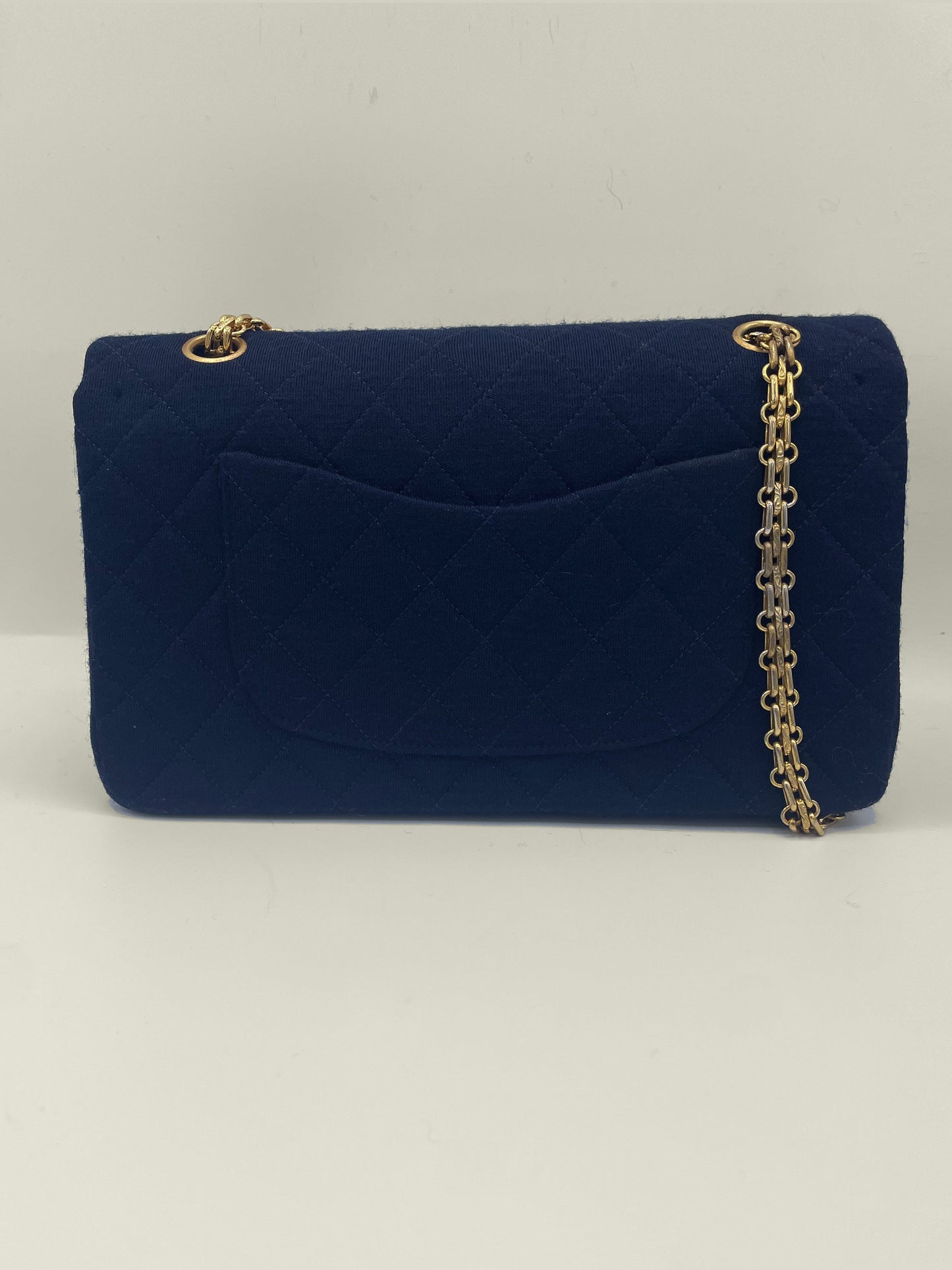 Magnifique Sac à main bandoulière Chanel Timeless en jersey navy - Soline