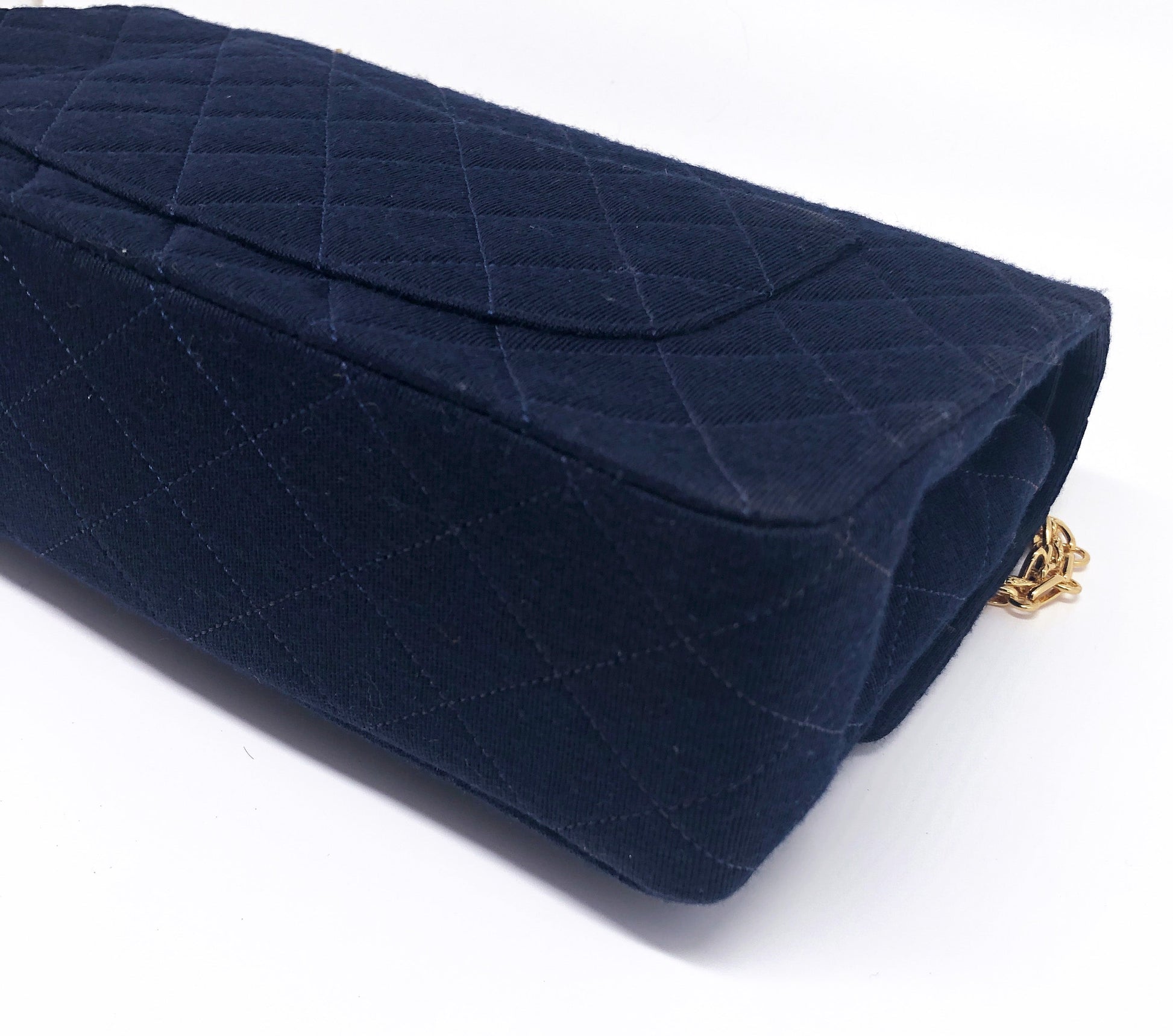 Magnifique Sac à main bandoulière Chanel Timeless en jersey navy - Soline