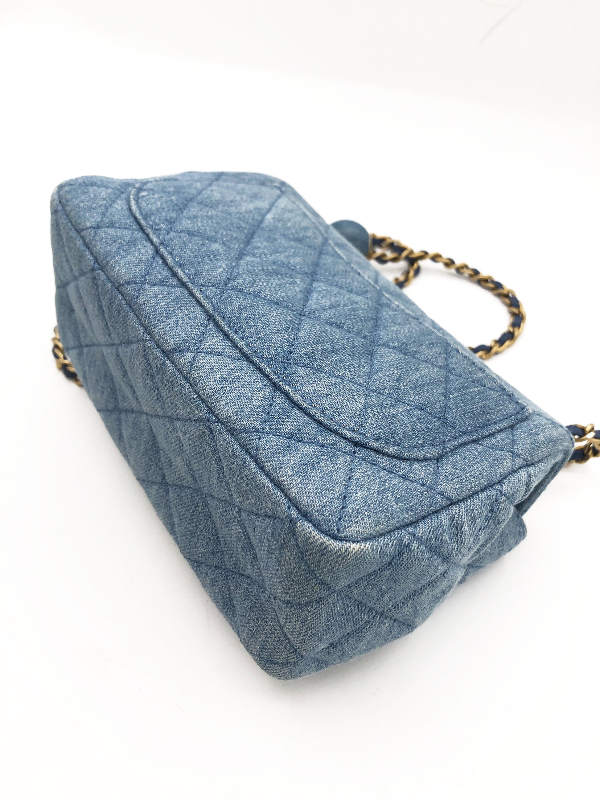 Mini sac Chanel Square Flap Pearl Crush 22C en denim bleu - Soline