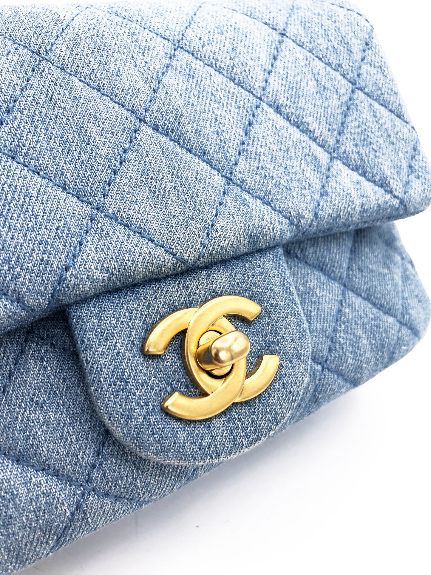 Mini sac Chanel Square Flap Pearl Crush 22C en denim bleu - Soline